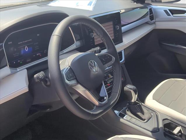 2025 Volkswagen Taos SE photo 3