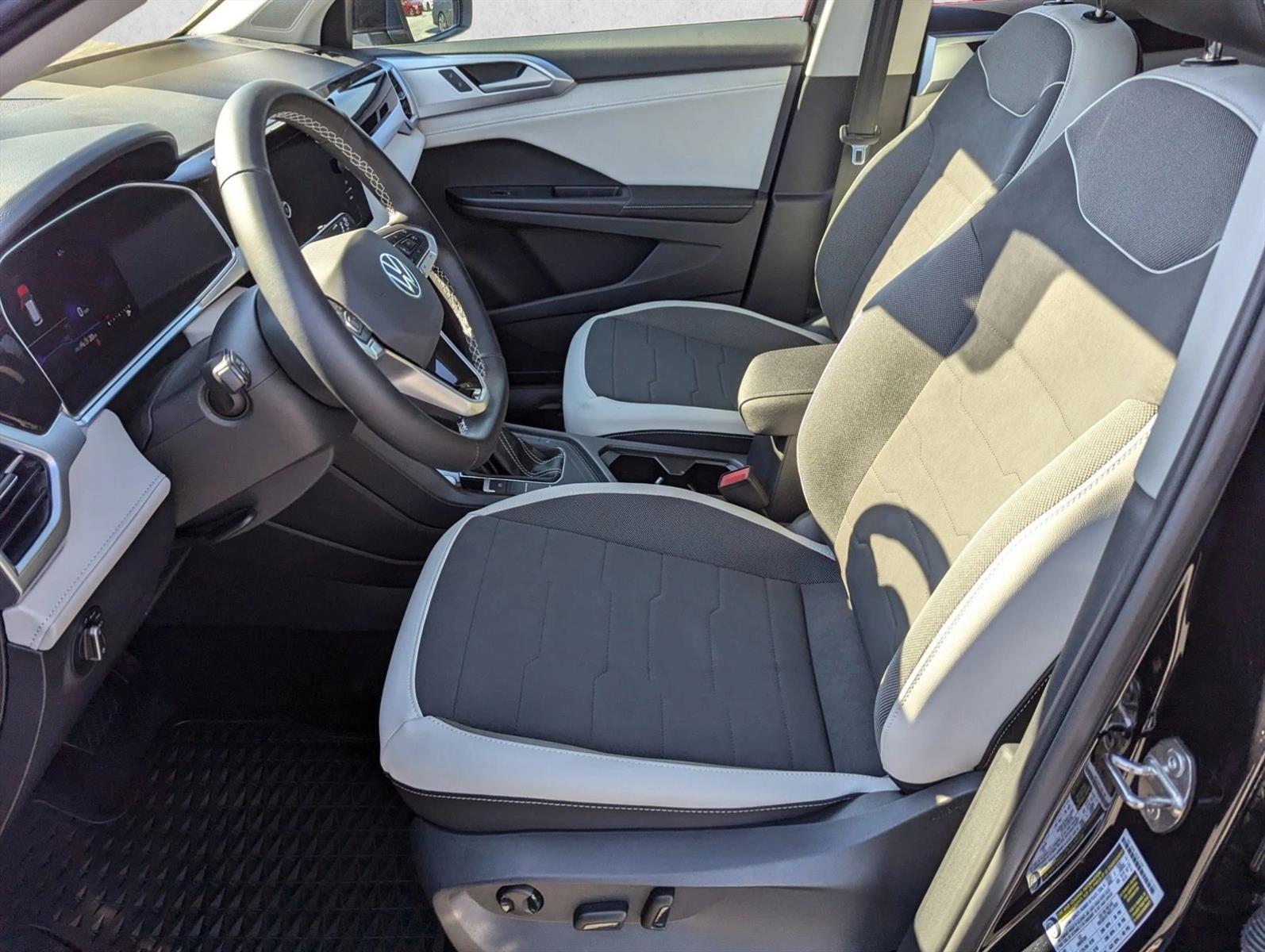 2025 Volkswagen Taos SE photo 4