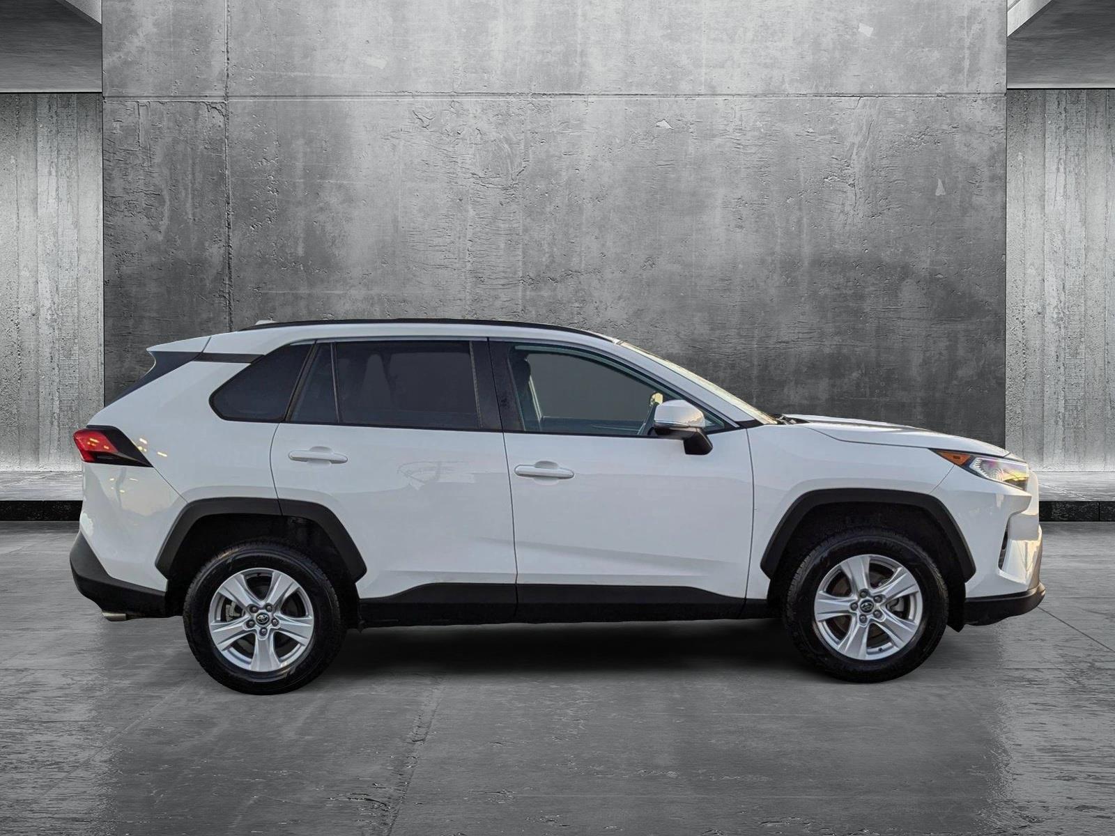 2020 Toyota RAV4 XLE photo 4