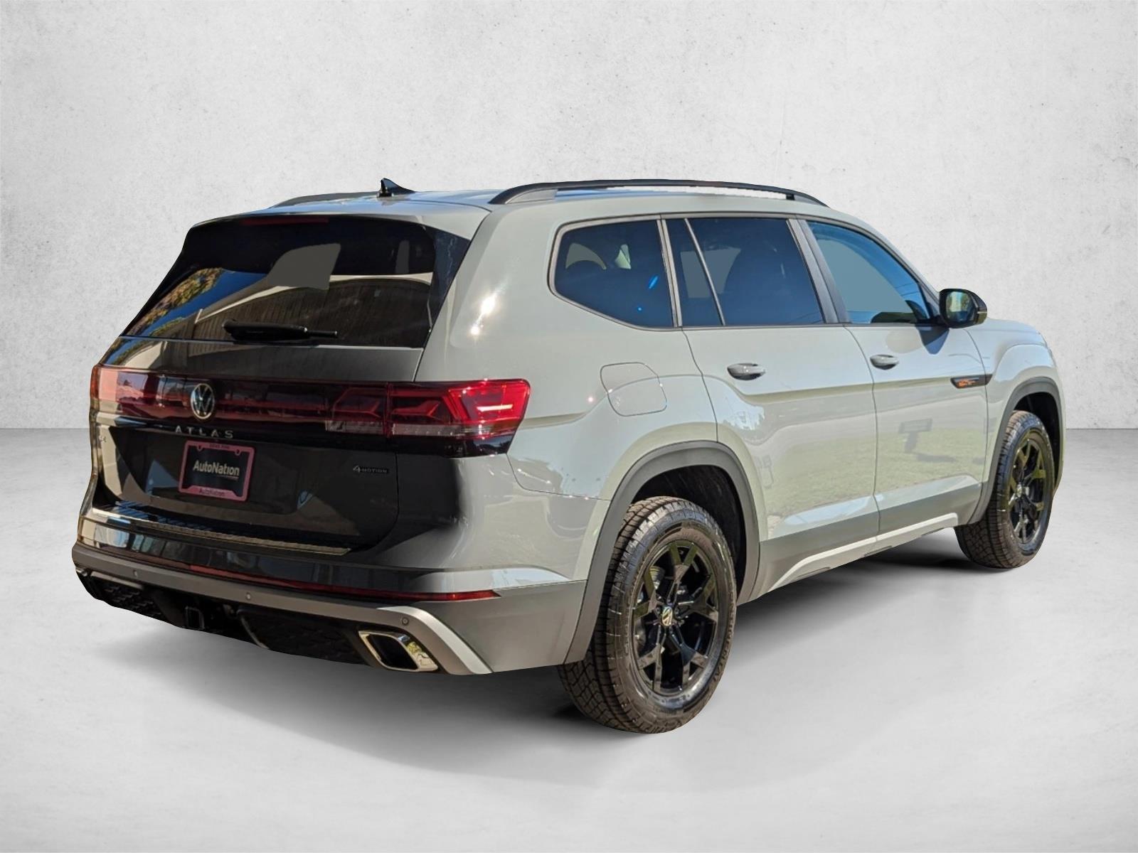 2025 Volkswagen Atlas Peak Edition SE photo 2