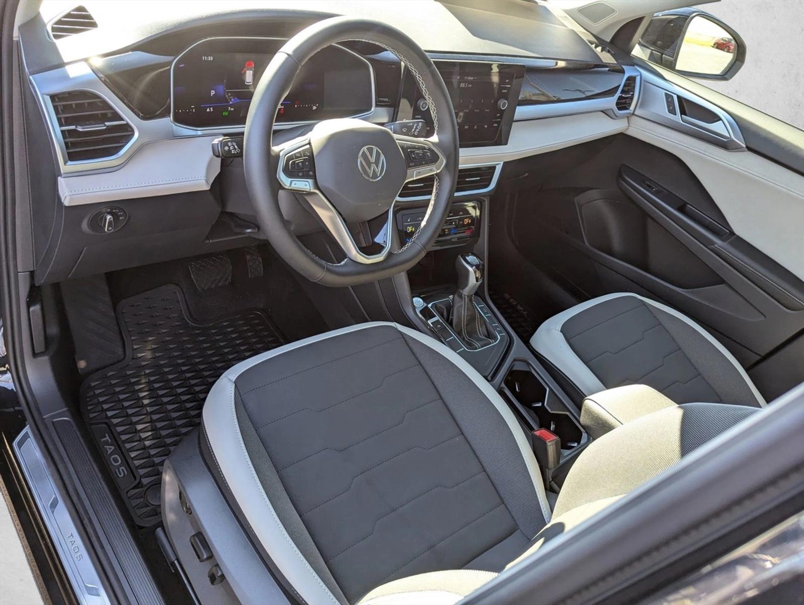 2025 Volkswagen Taos SE photo 3