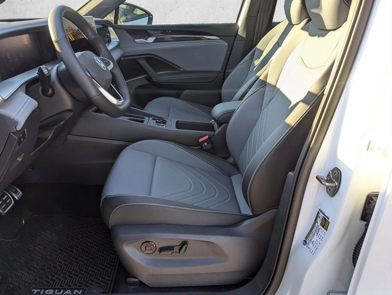 2026 Volkswagen Tiguan SE R-Line Black photo 4