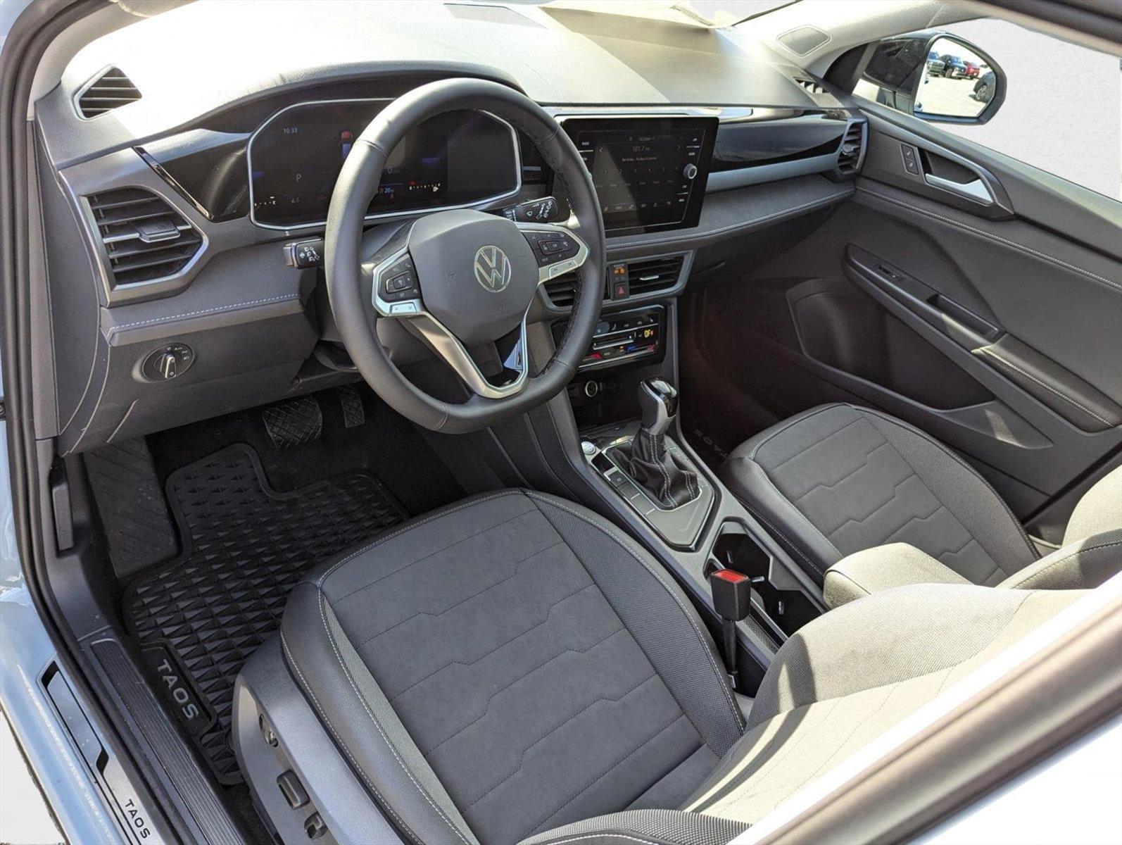 2025 Volkswagen Taos SE photo 3