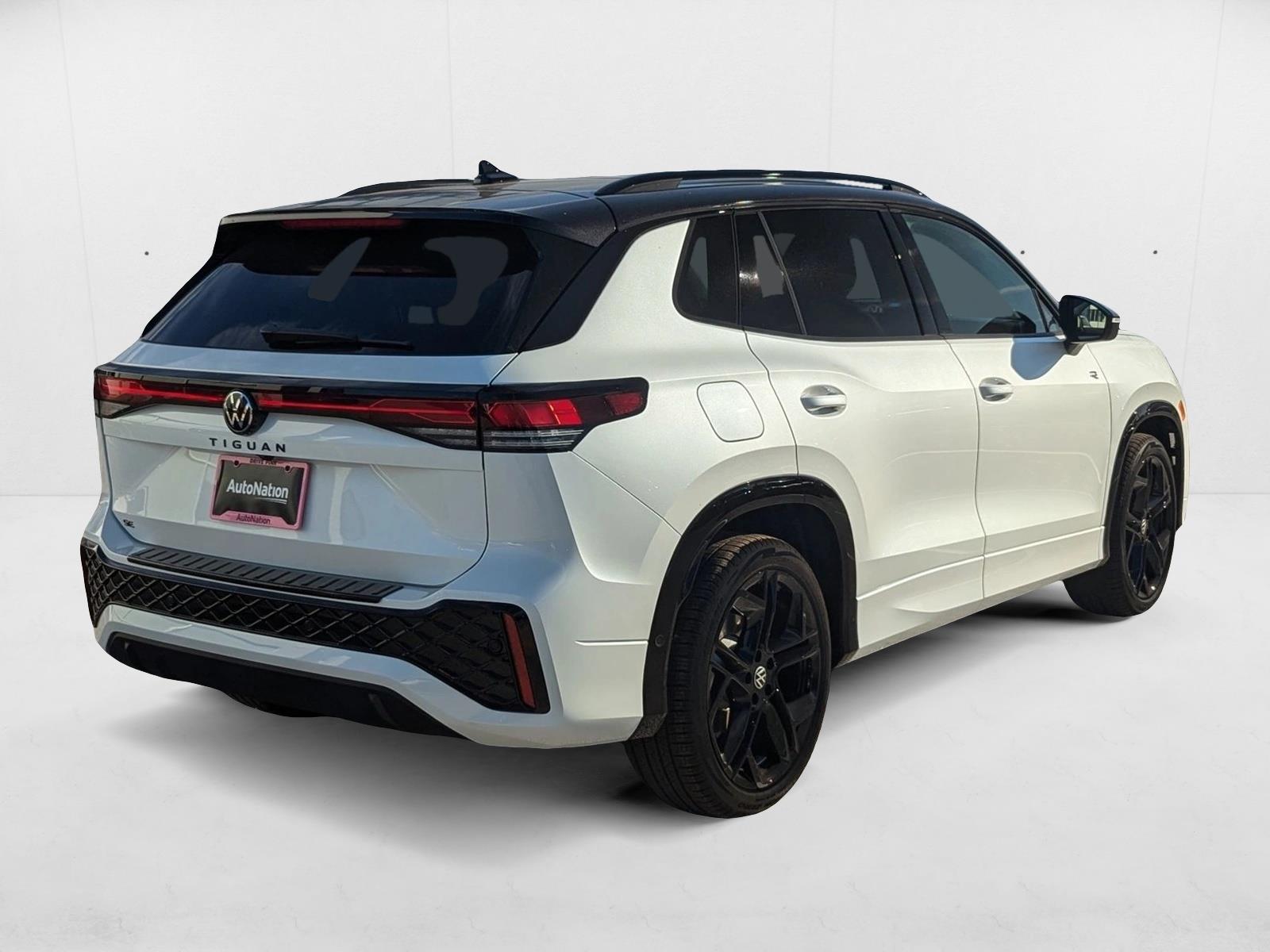 2025 Volkswagen Tiguan SE R-Line Black photo 2