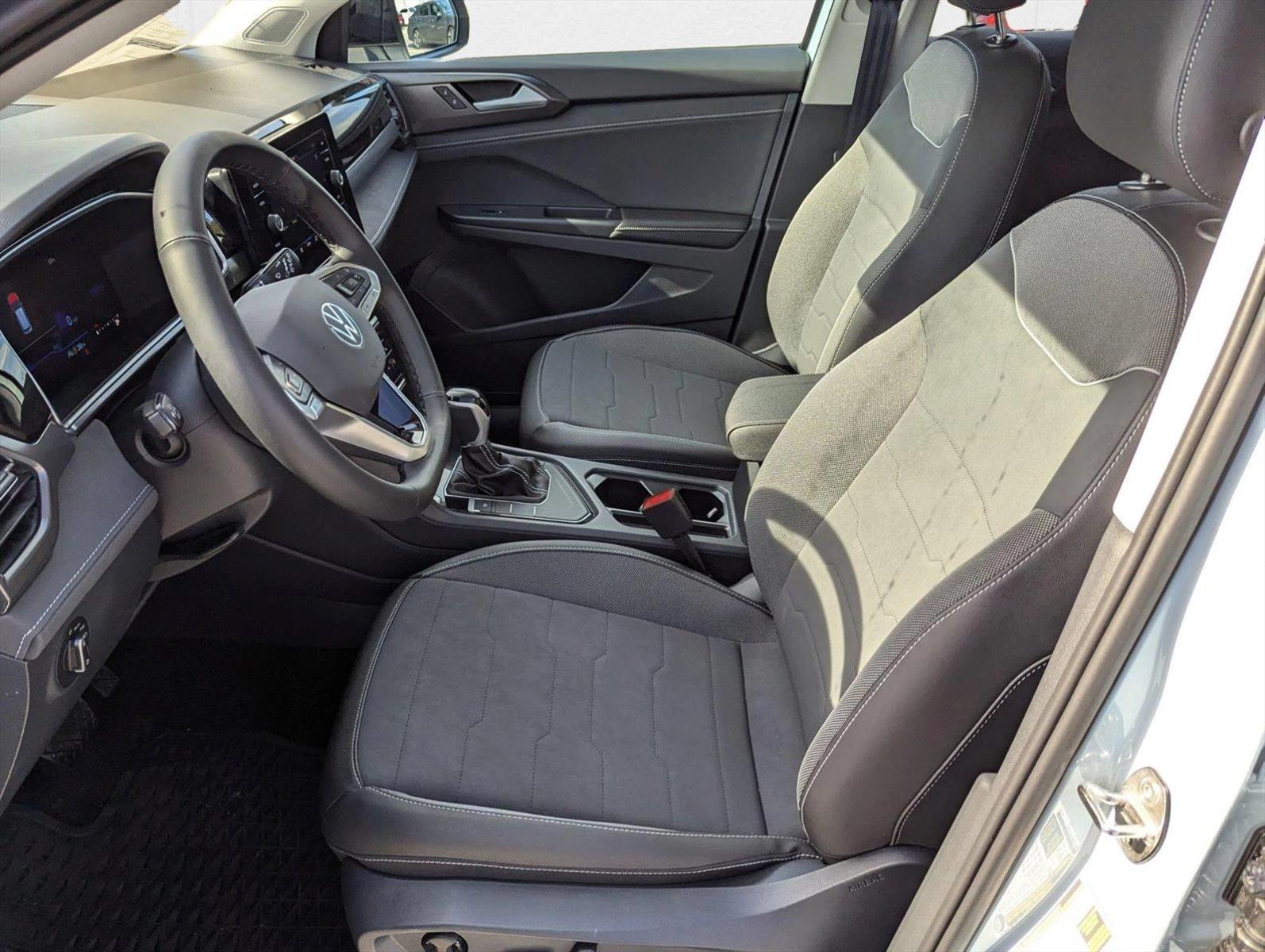2025 Volkswagen Taos SE photo 4