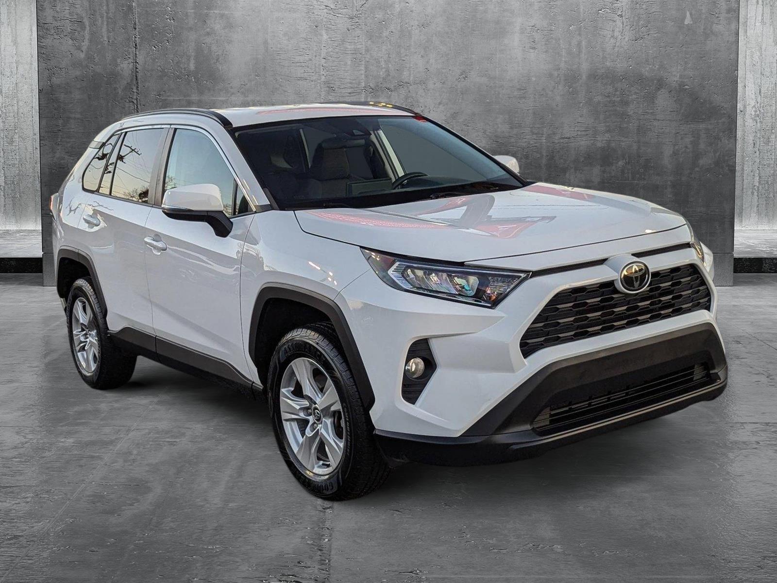 2020 Toyota RAV4 XLE photo 3