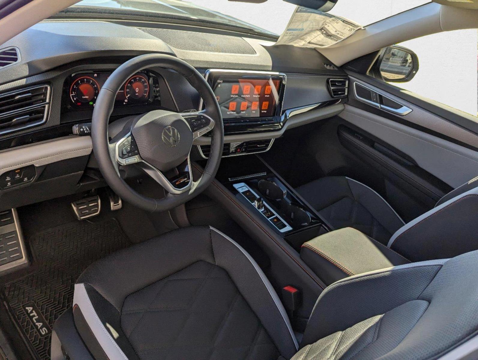 2025 Volkswagen Atlas Peak Edition SE photo 3