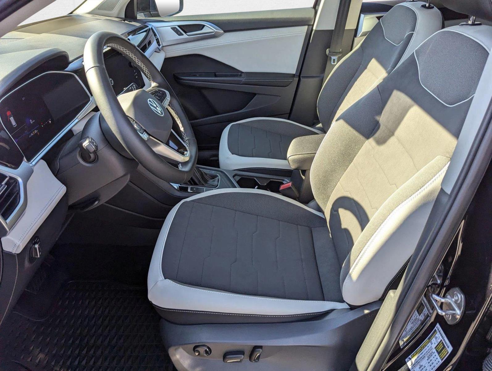 2025 Volkswagen Taos SE photo 2