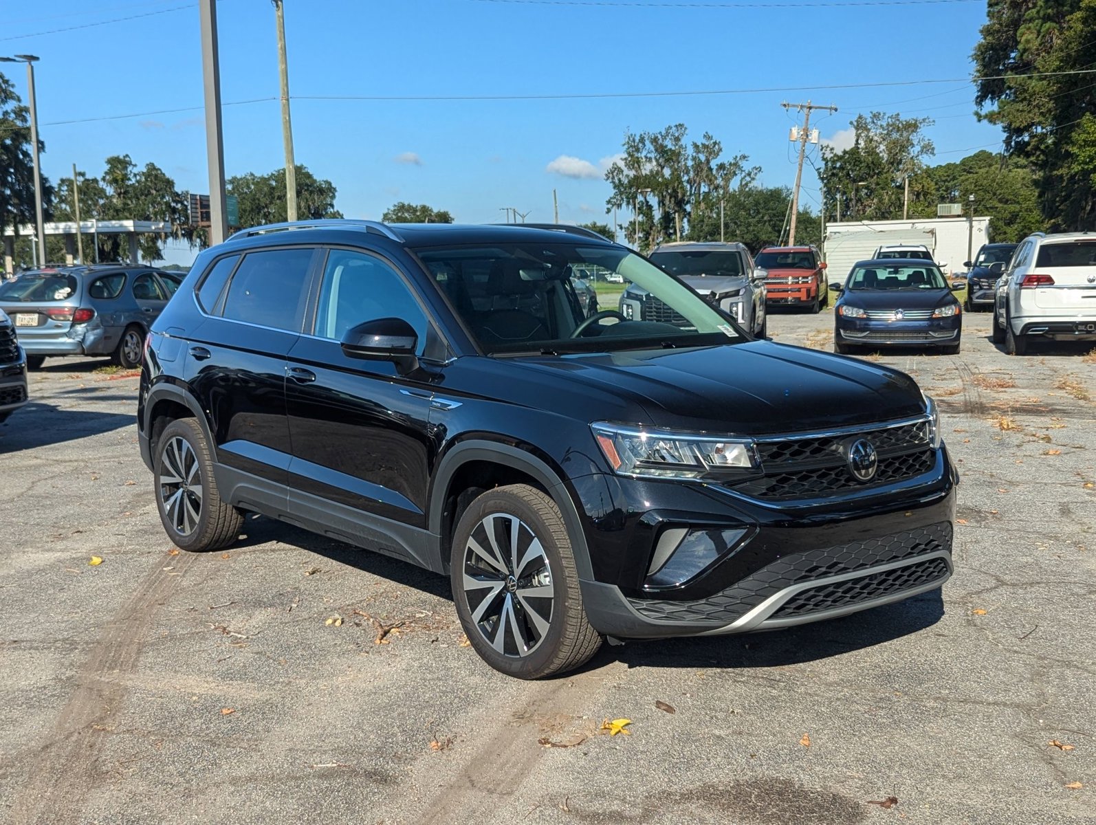 2024 Volkswagen Taos SE photo 3