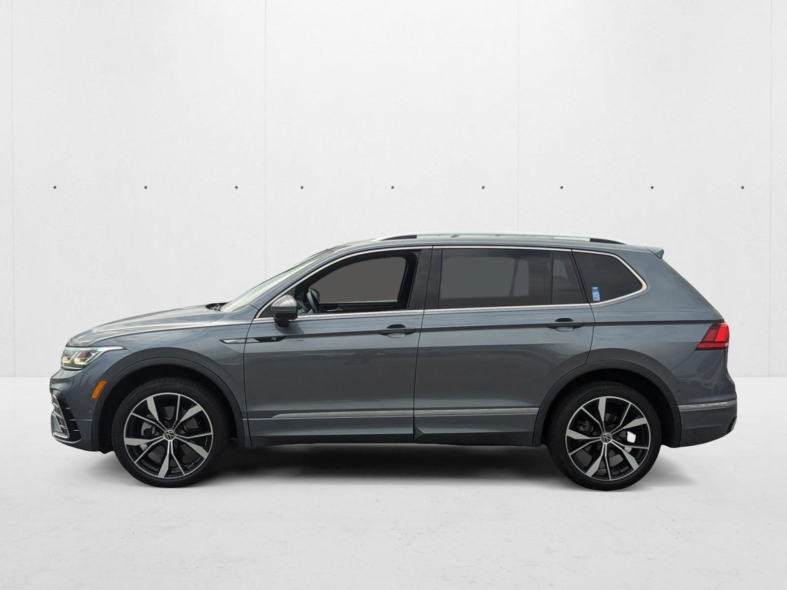 2023 Volkswagen Tiguan SEL R-Line Black photo 4