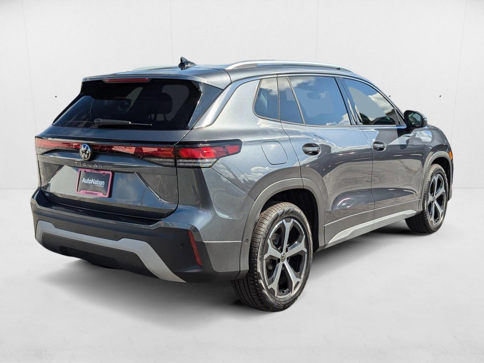 2025 Volkswagen Tiguan SE photo 2