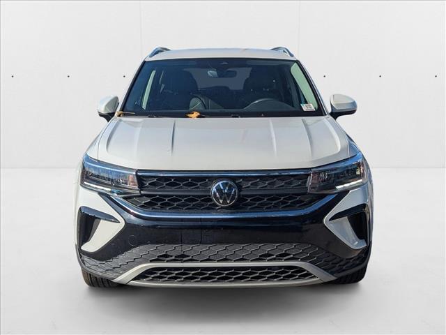 2024 Volkswagen Taos SE photo 2