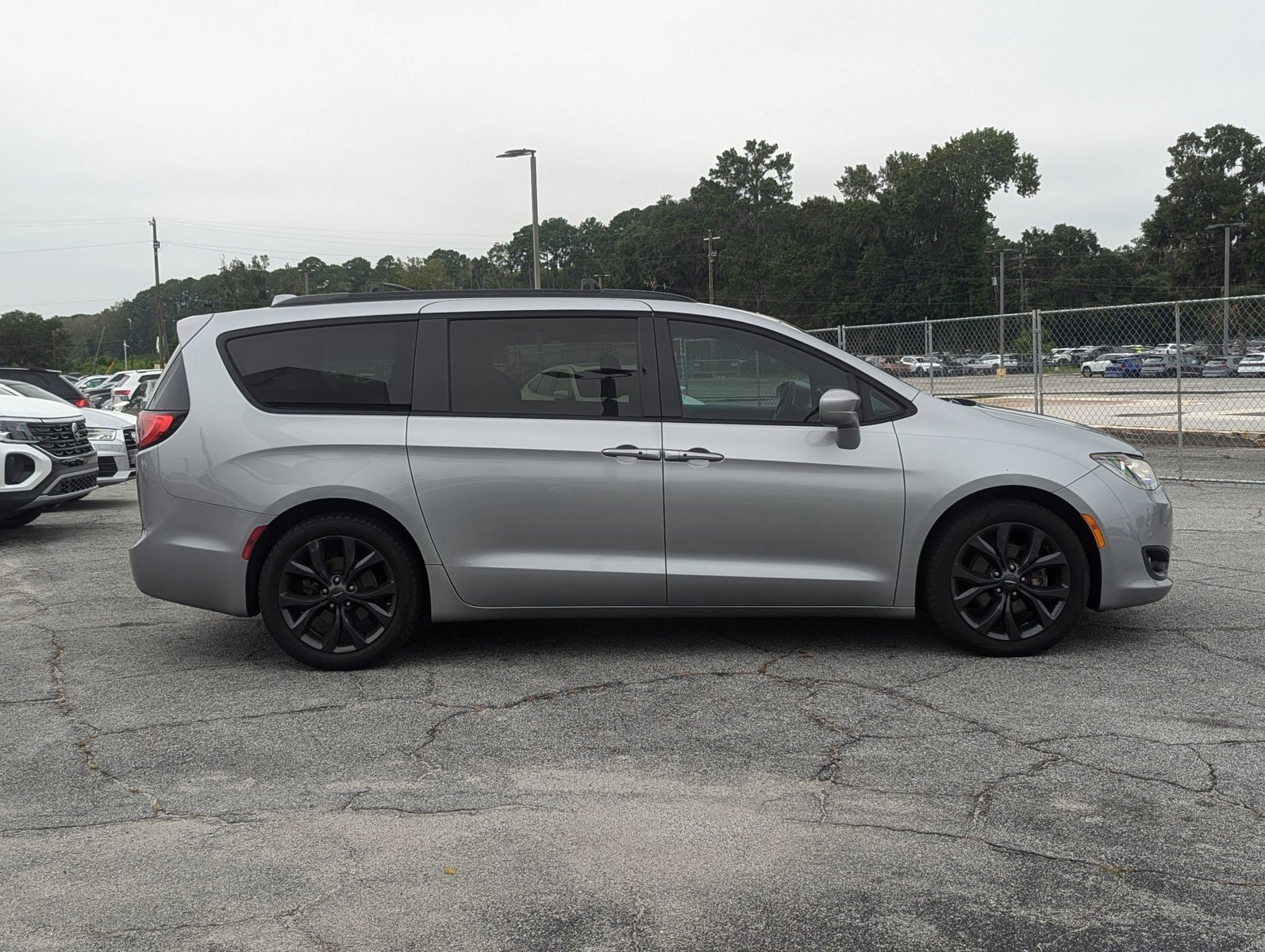 2020 Chrysler Pacifica Touring photo 2