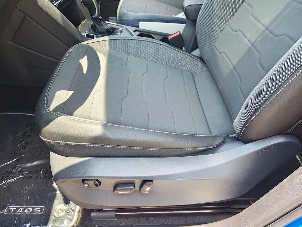 New 2026 Volkswagen Taos SE Black Sport Utility