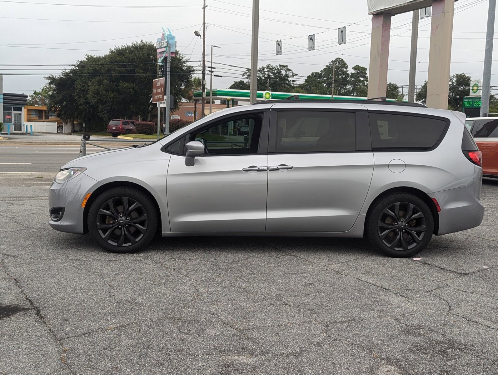 2020 Chrysler Pacifica Touring photo 3