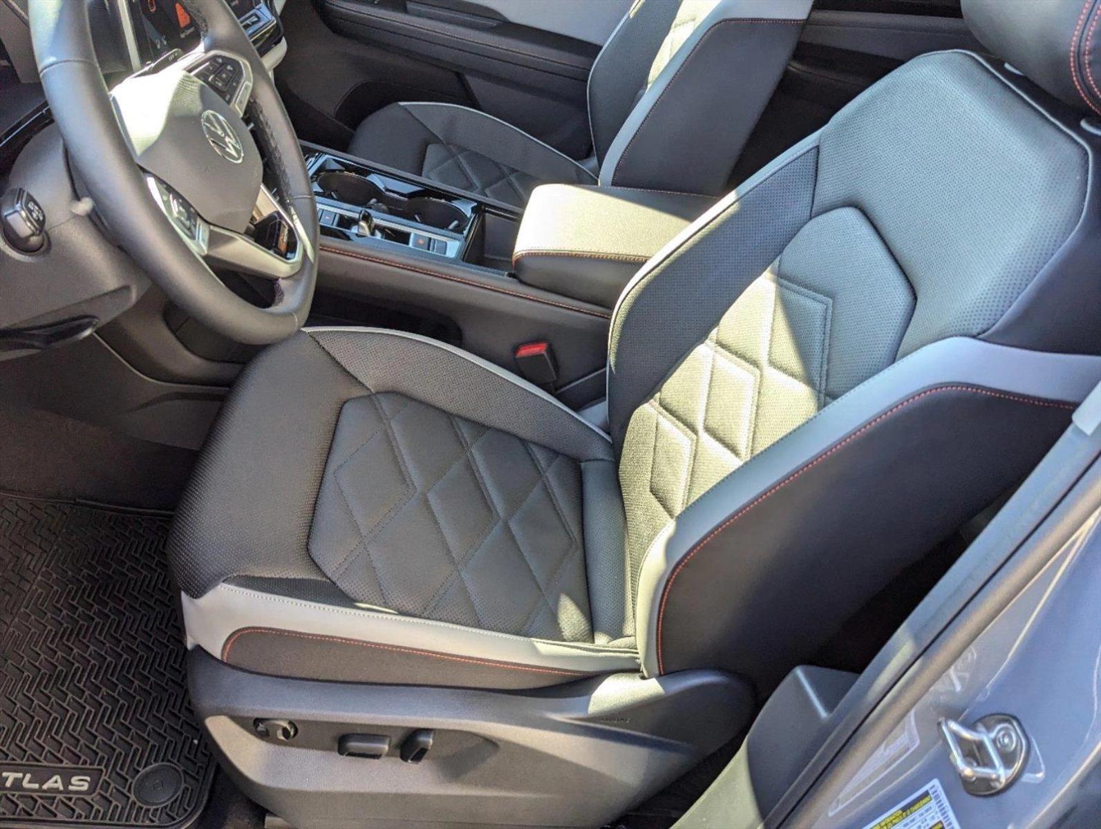 2025 Volkswagen Atlas Peak Edition SE photo 4