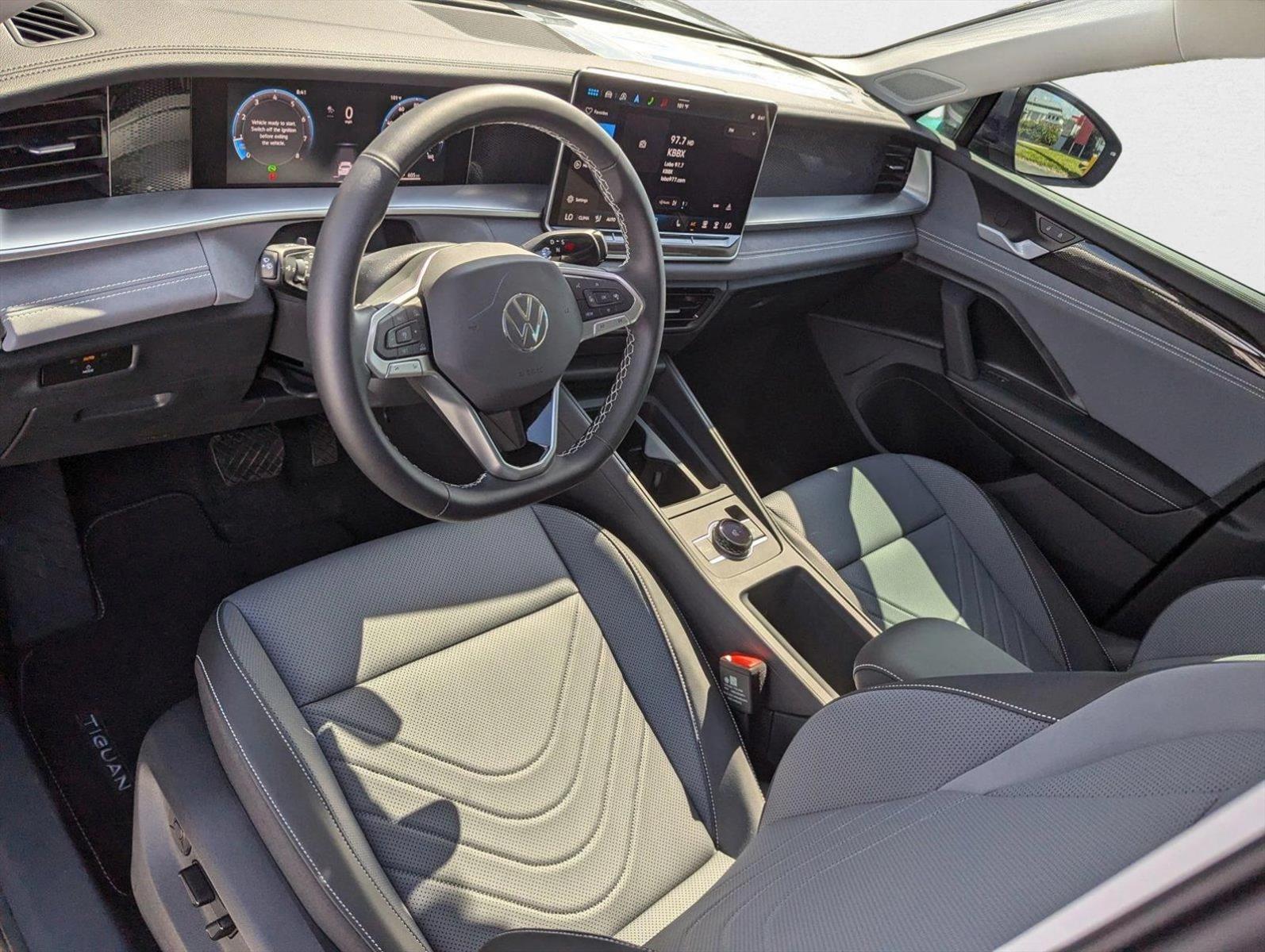 2025 Volkswagen Tiguan SE photo 3