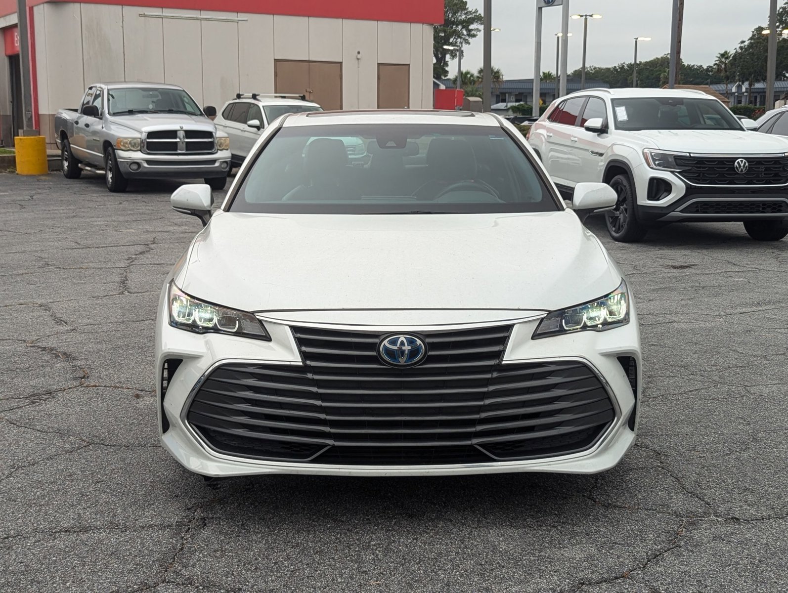 2022 Toyota Avalon Hybrid XLE photo 2