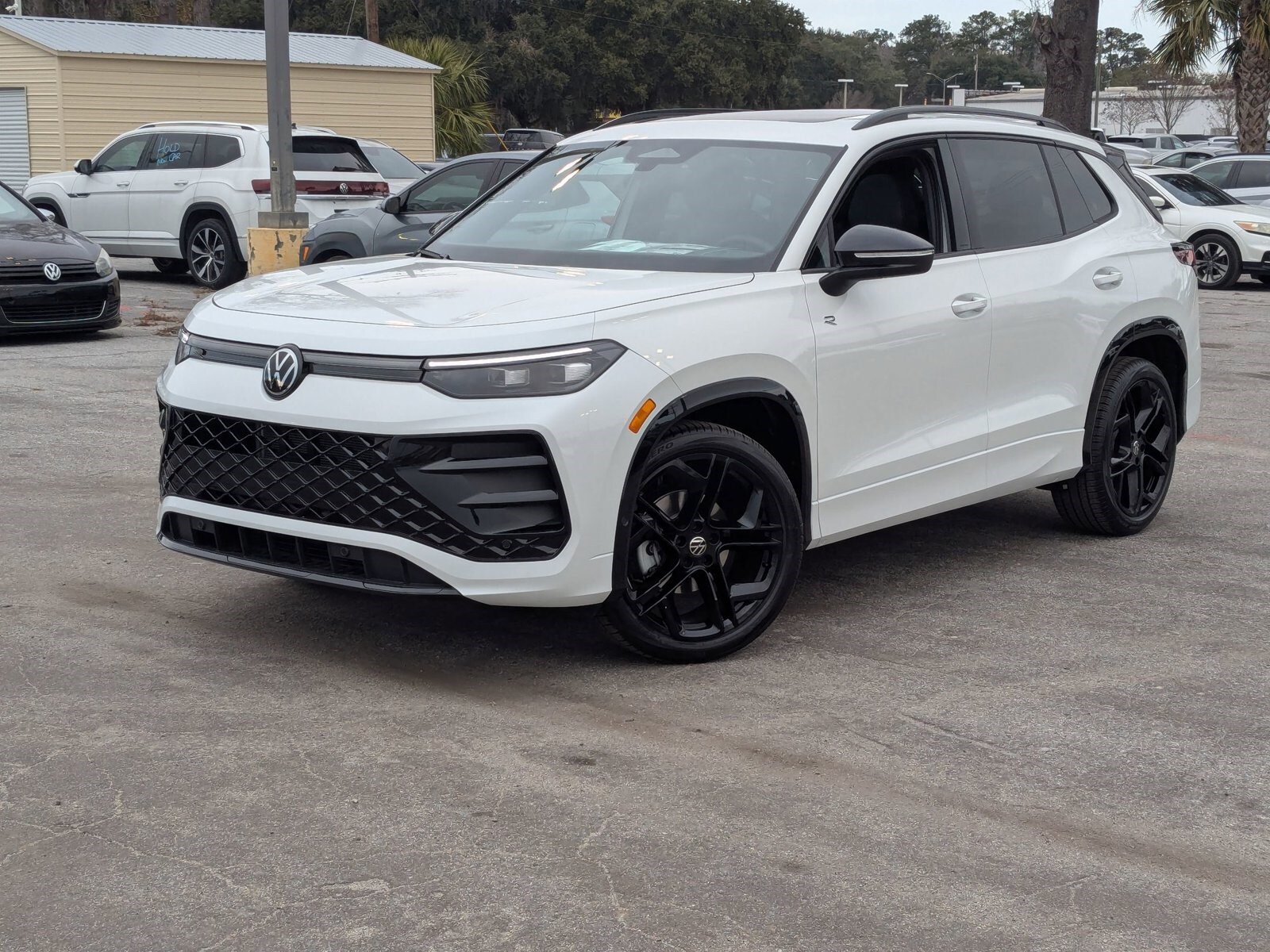 2026 Volkswagen Tiguan SE R-LINE BLACK's photo