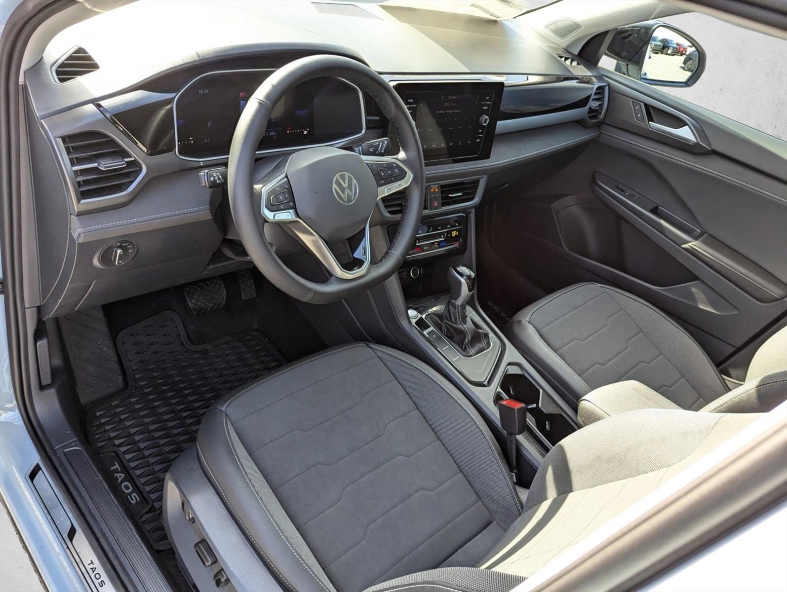 2025 Volkswagen Taos SE photo 3
