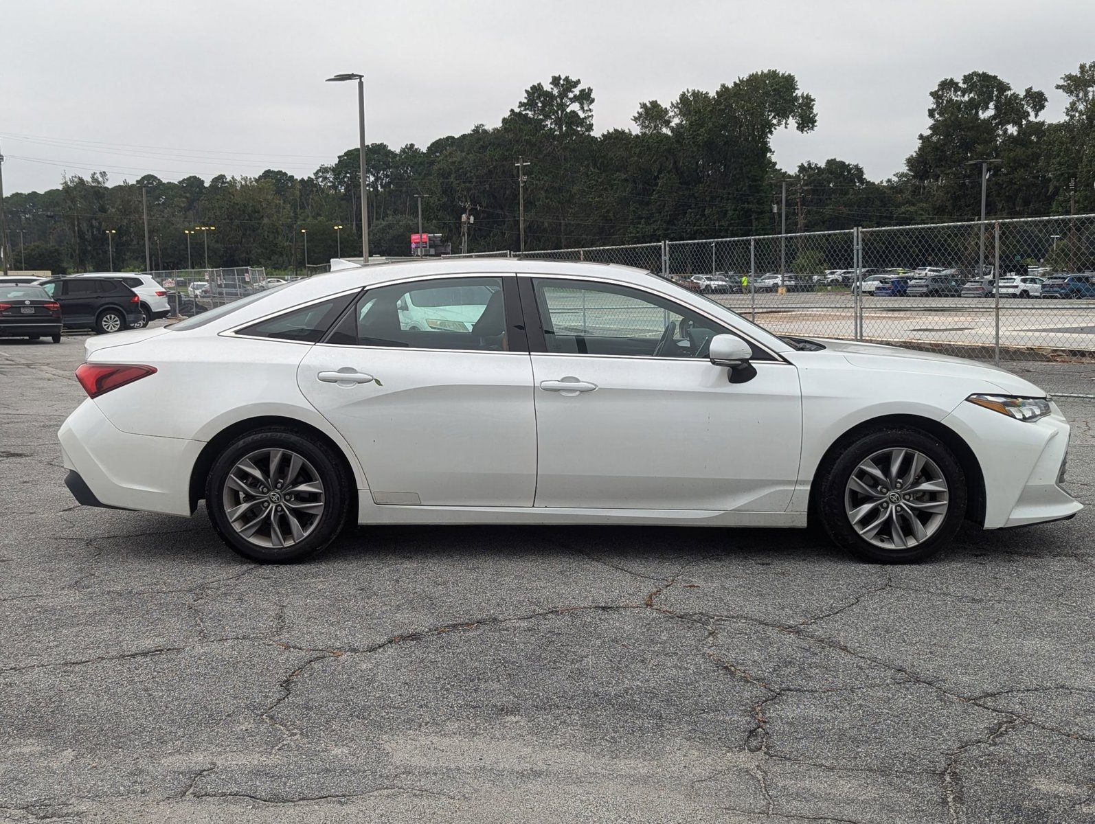 2022 Toyota Avalon Hybrid XLE photo 4