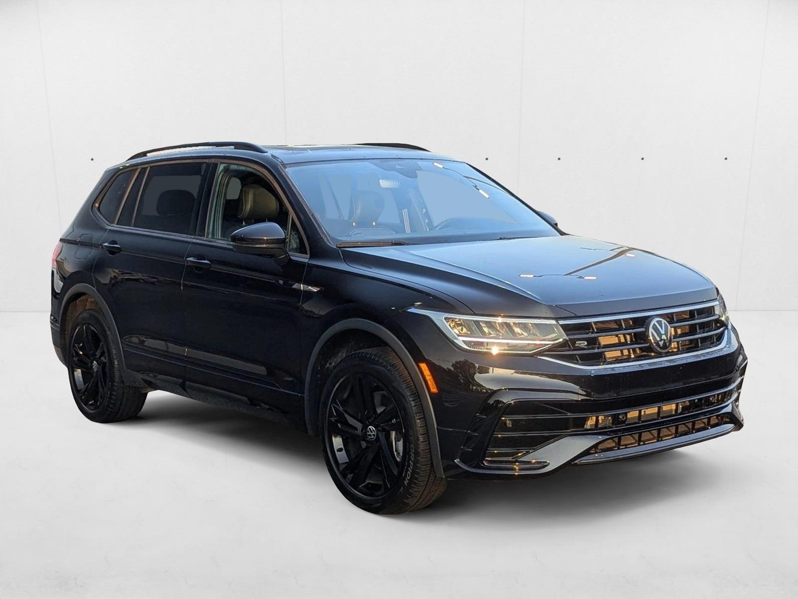 2024 Volkswagen Tiguan SE R-Line Black Sport photo 2