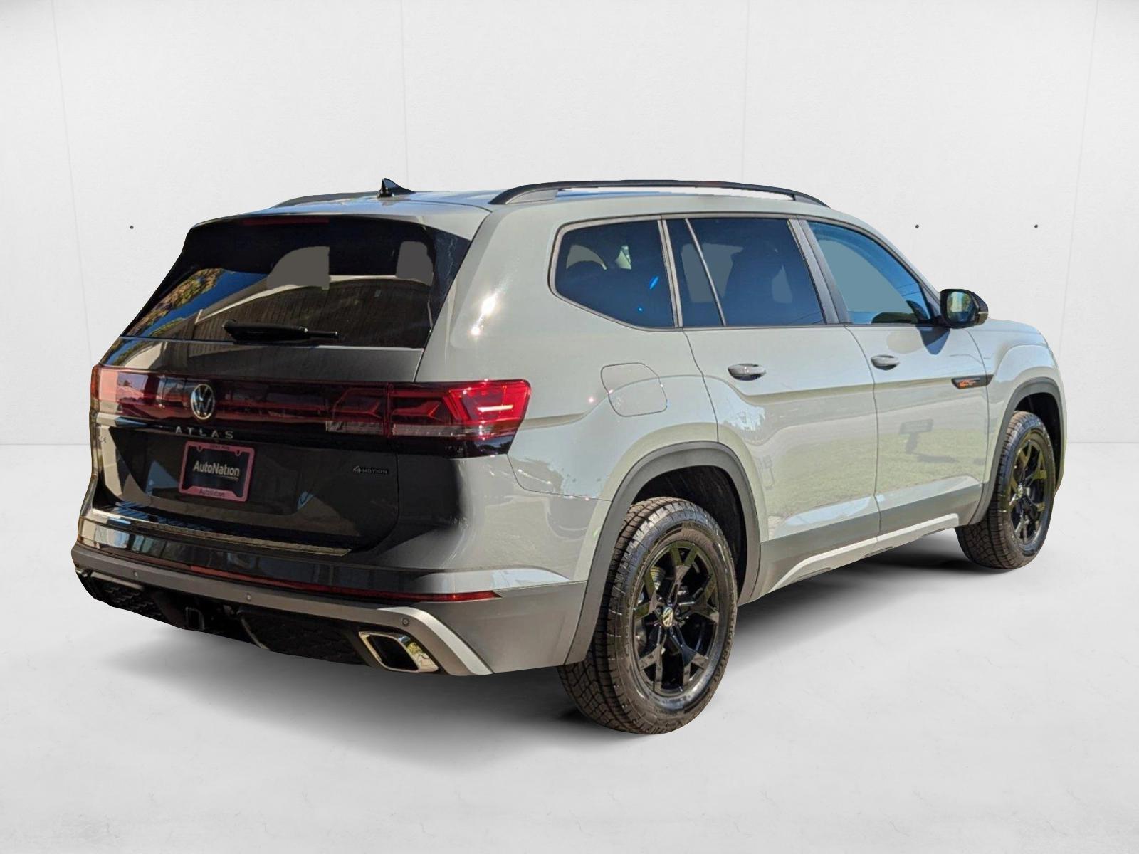 2025 Volkswagen Atlas Peak Edition SE photo 2