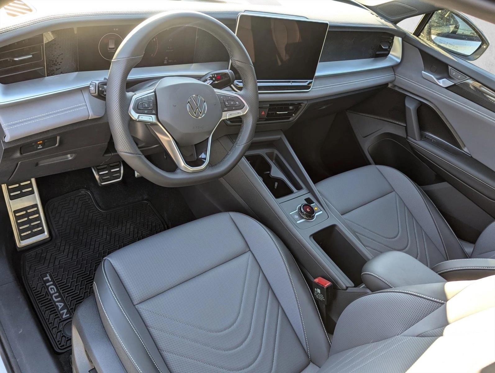 2026 Volkswagen Tiguan SE R-Line Black photo 3