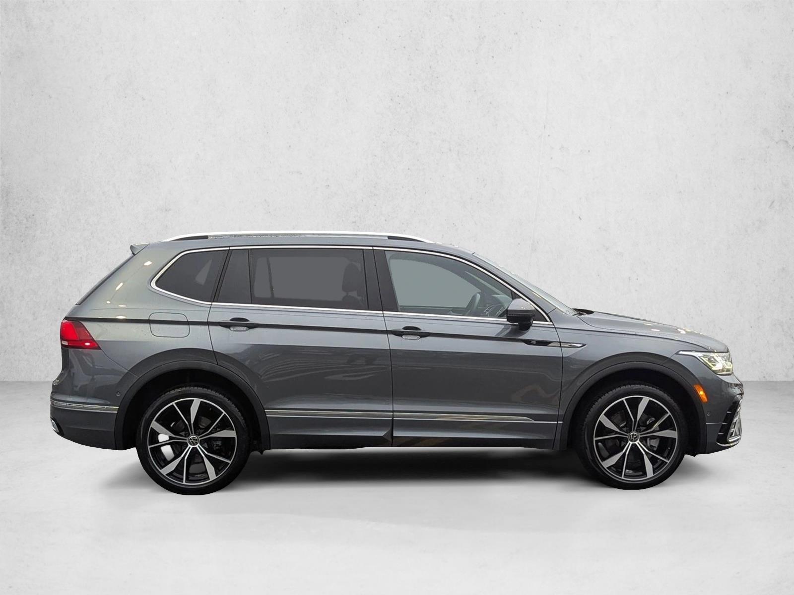 2023 Volkswagen Tiguan SEL R-Line Black photo 4