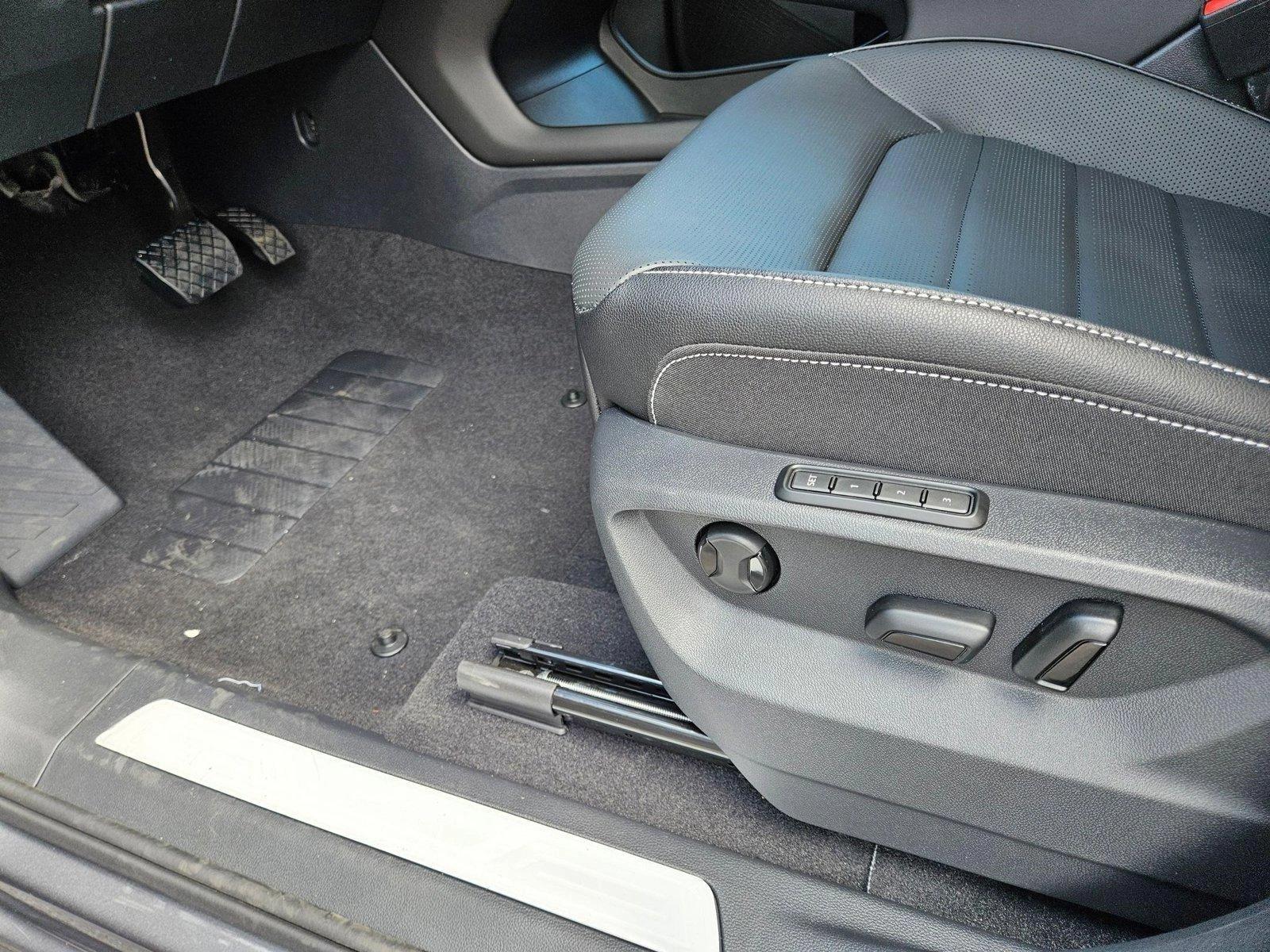 2025 Volkswagen Atlas SEL photo 4