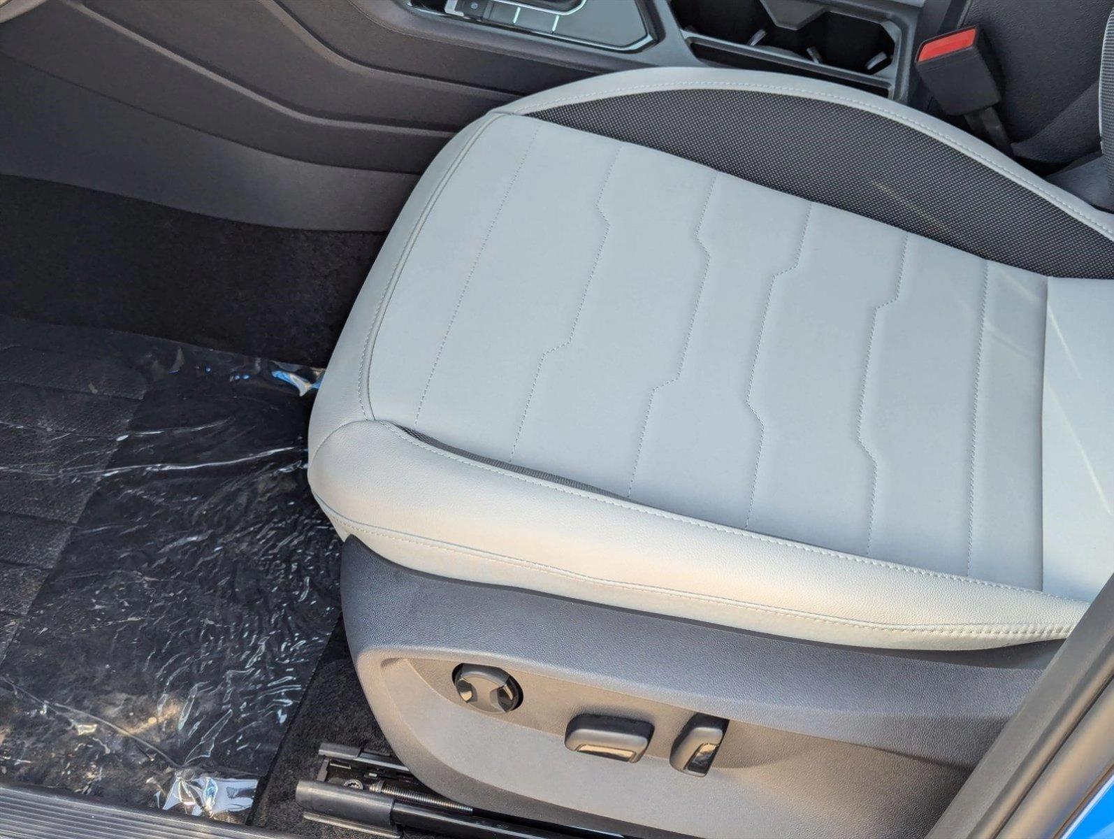 2025 Volkswagen Taos SE photo 4