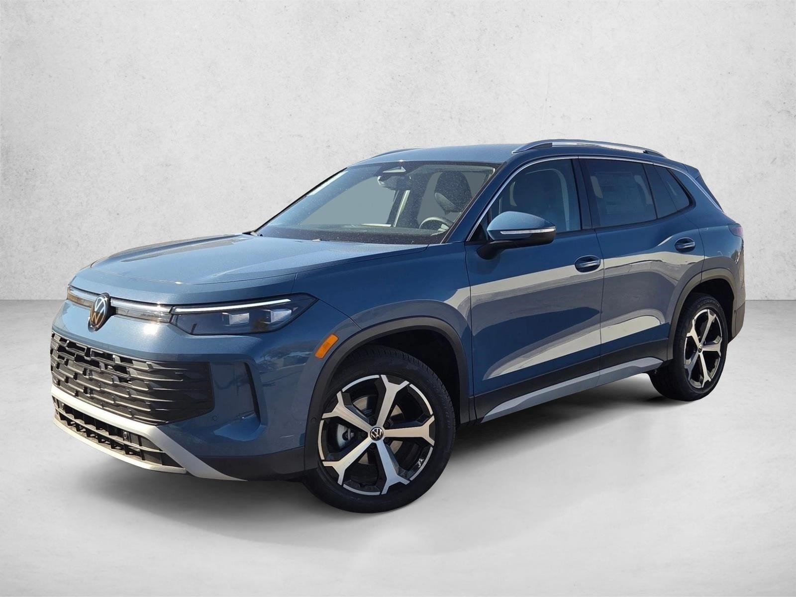 2025 Volkswagen Tiguan SE's photo