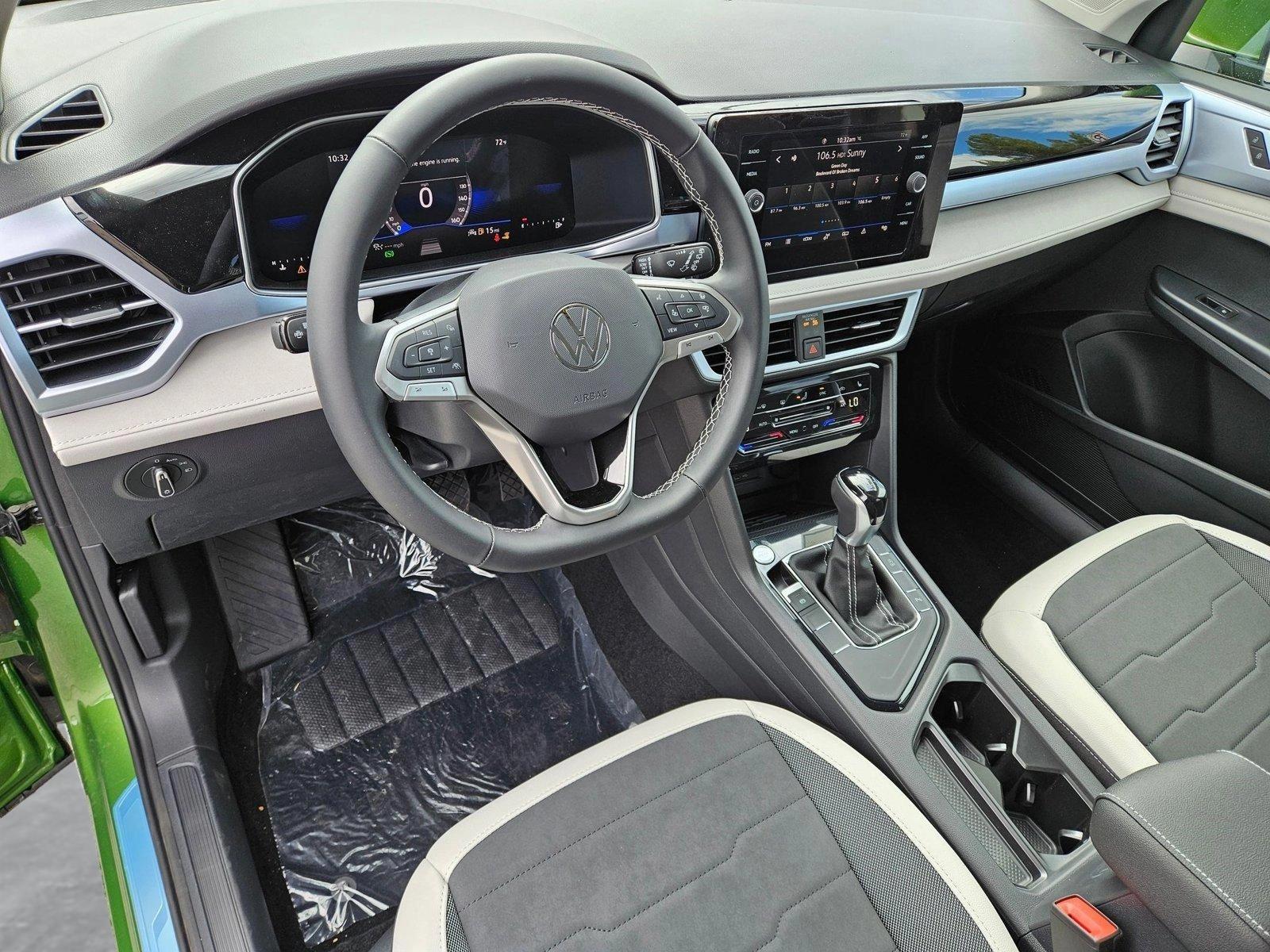 2025 Volkswagen Taos SE photo 3