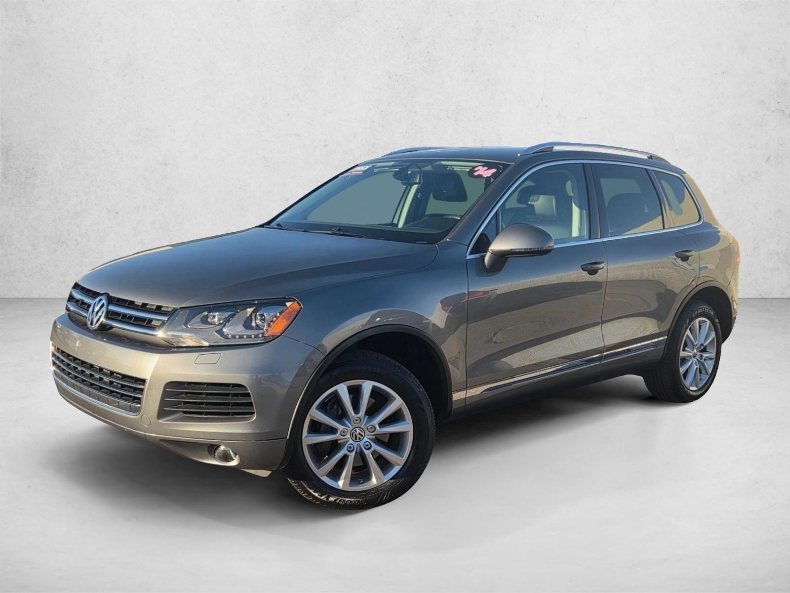 2014 Volkswagen Touareg Sport's photo