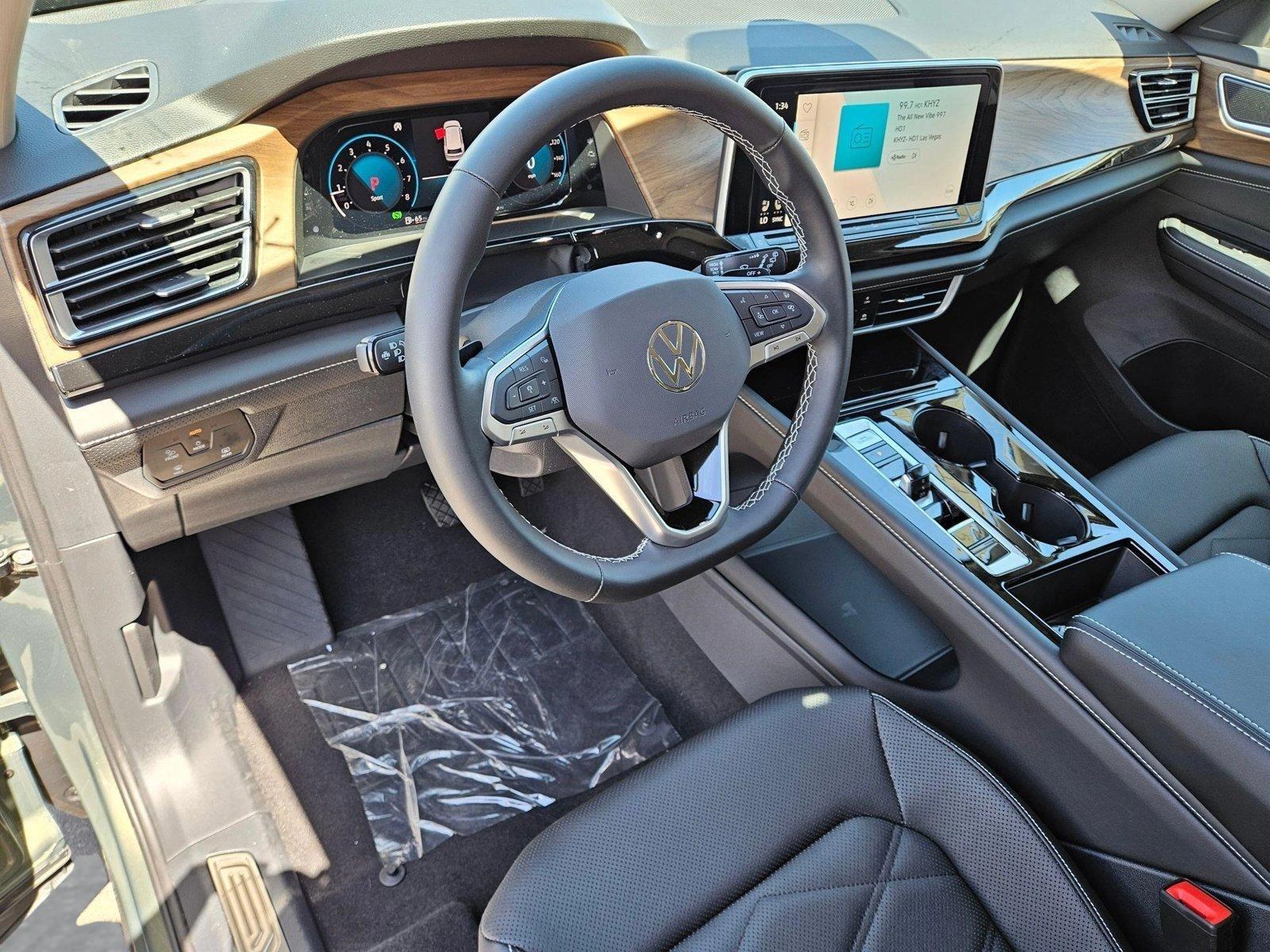 2025 Volkswagen Atlas SE Technology photo 3