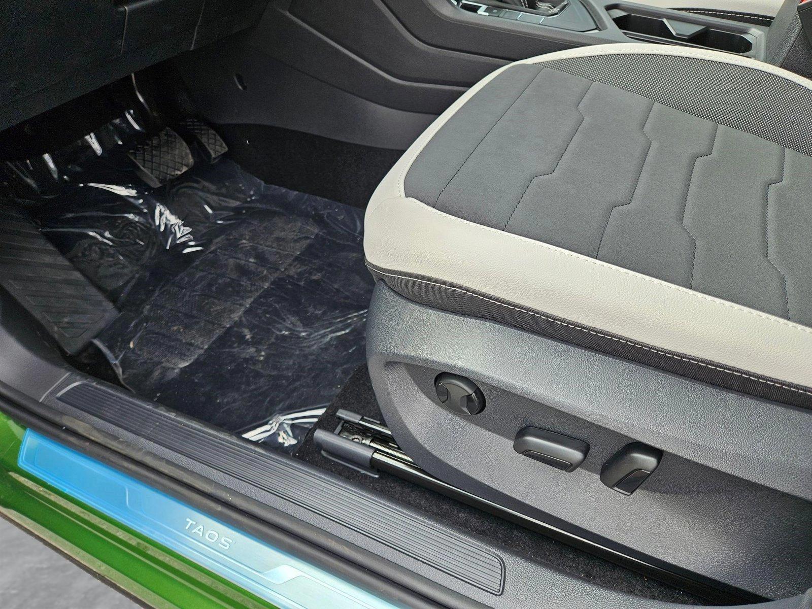 2025 Volkswagen Taos SE photo 4