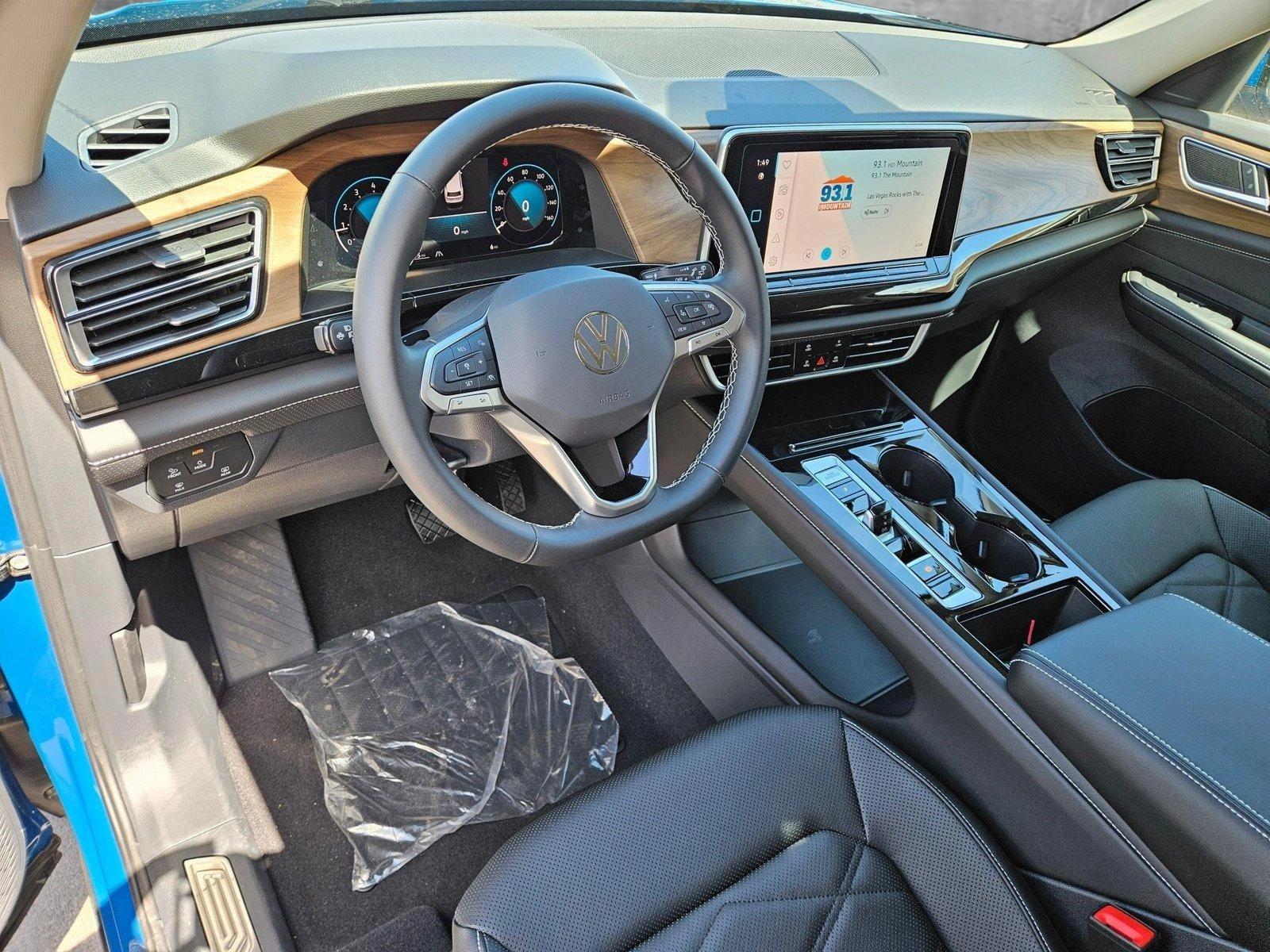 2025 Volkswagen Atlas SE Technology photo 3