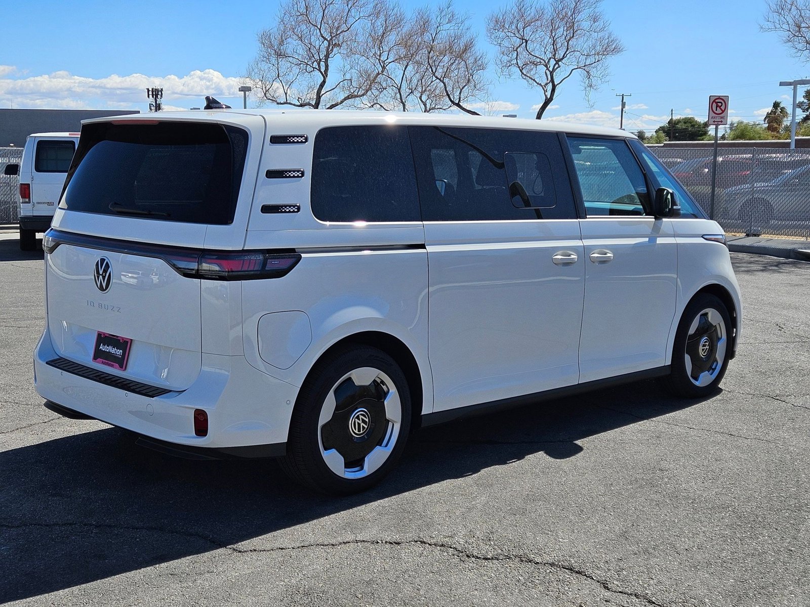 2025 Volkswagen ID. Buzz Pro S photo 2