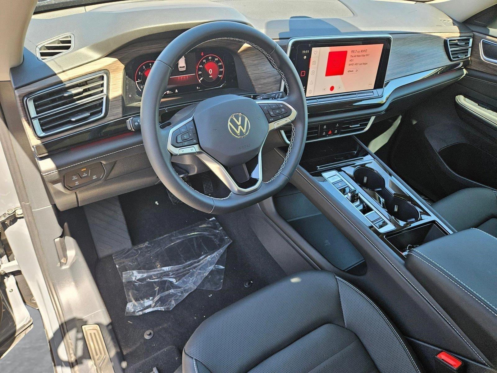 2025 Volkswagen Atlas SEL photo 3