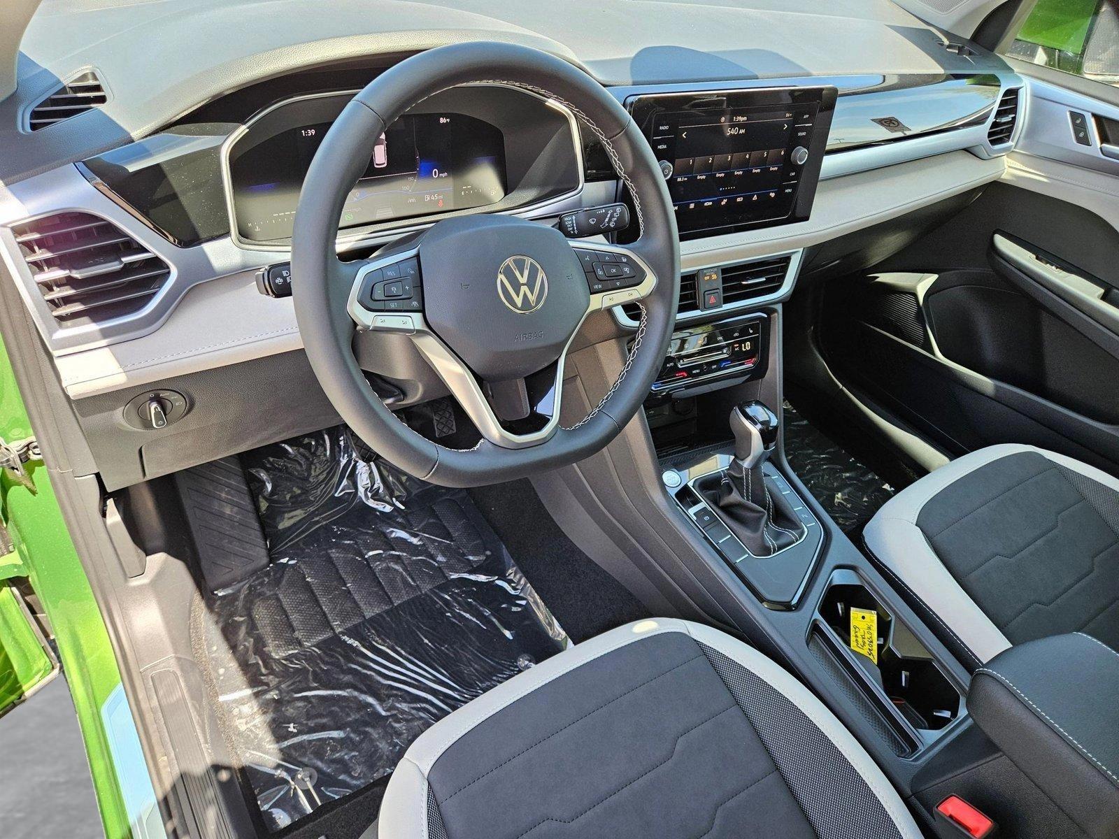 2025 Volkswagen Taos SE photo 3