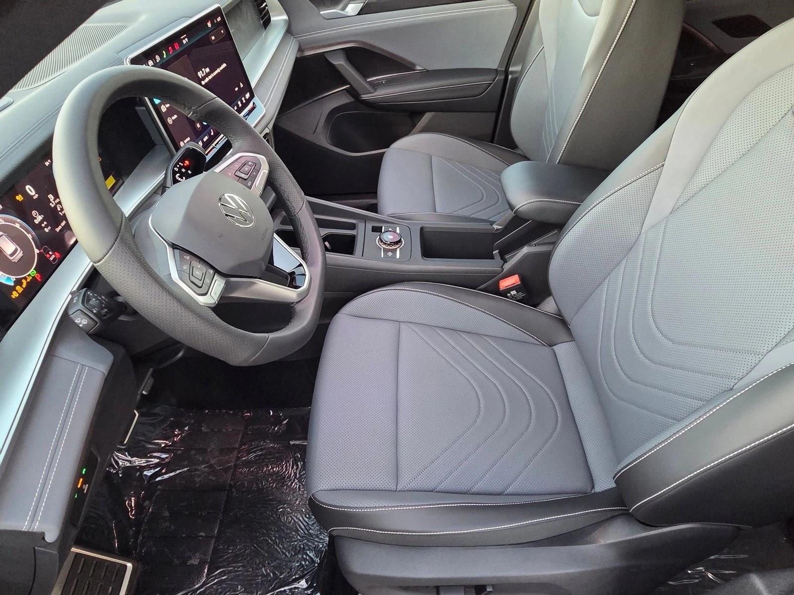 2026 Volkswagen Tiguan SE R-Line Black photo 4