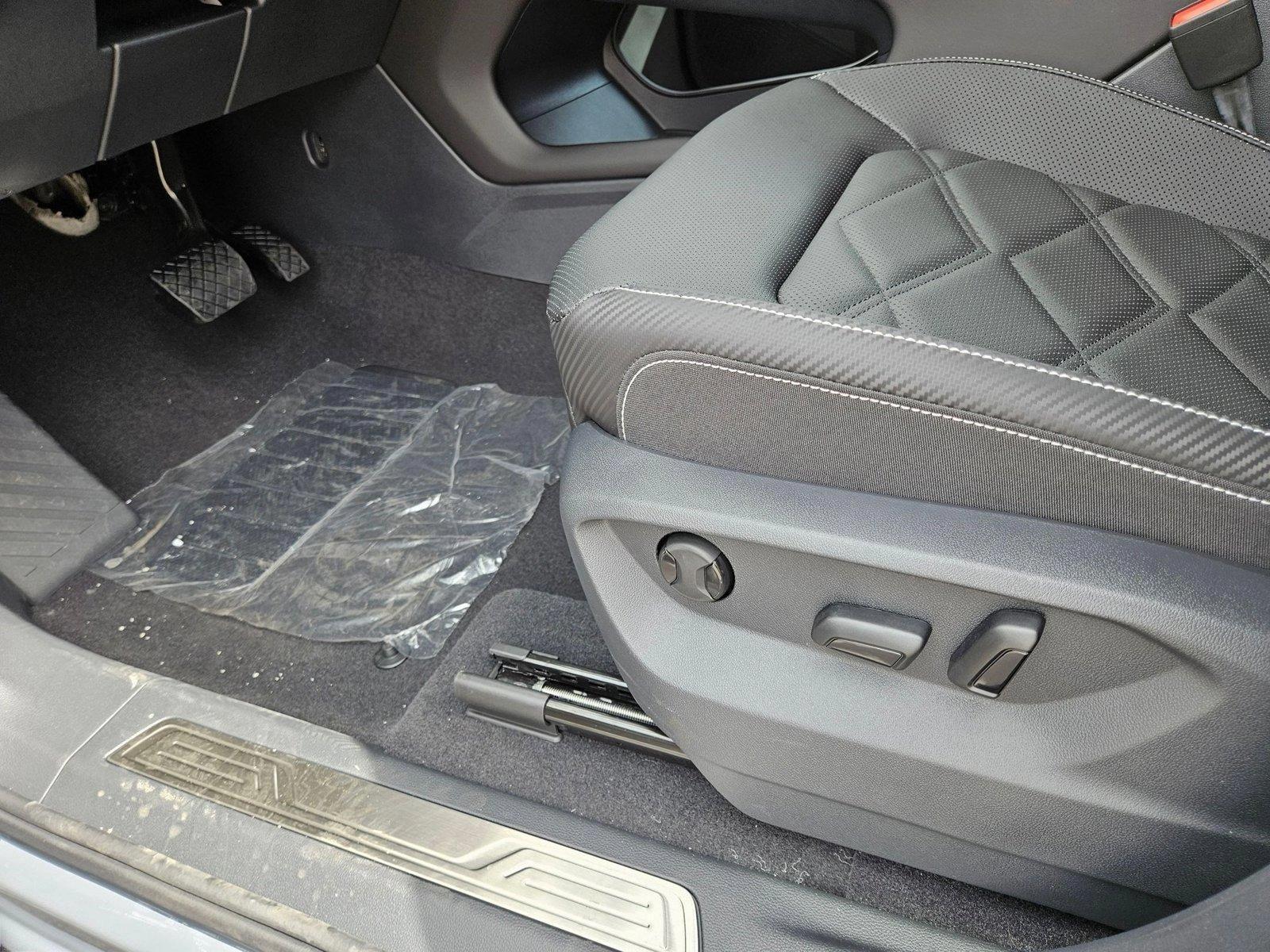 2025 Volkswagen Atlas Cross Sport SE Technology photo 4