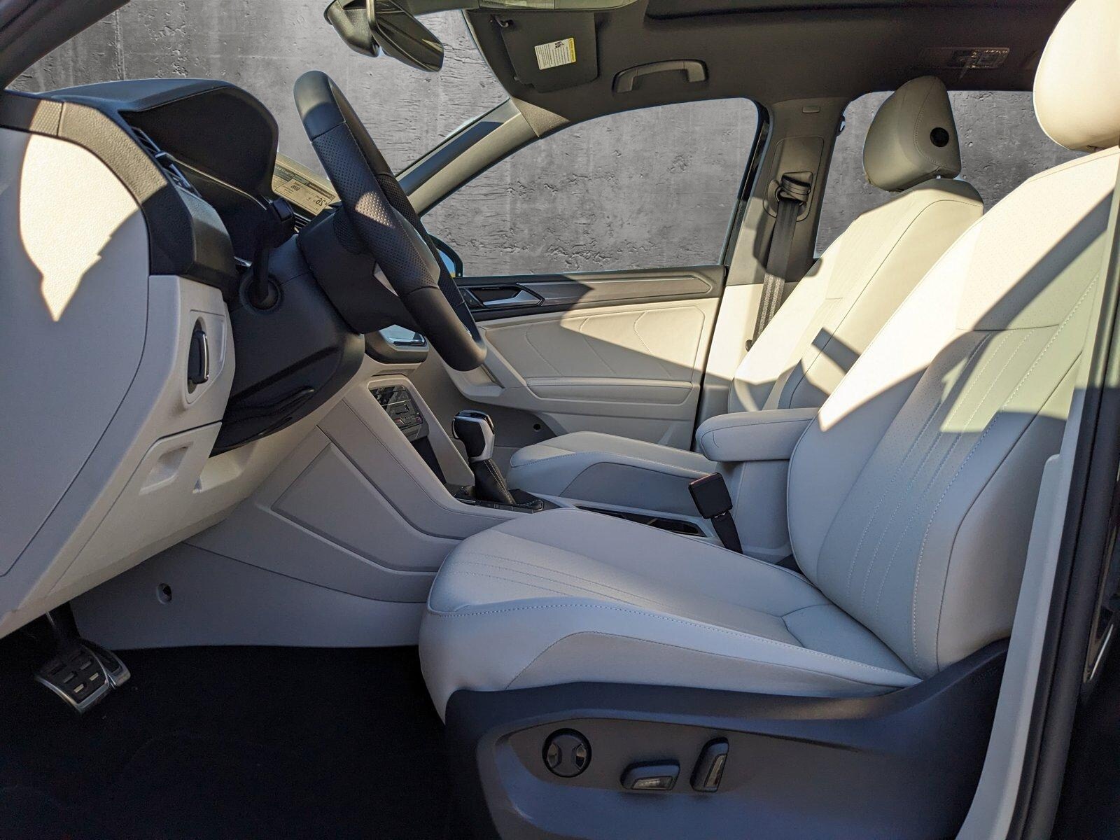 2023 Volkswagen Tiguan SE R-Line Black photo 4