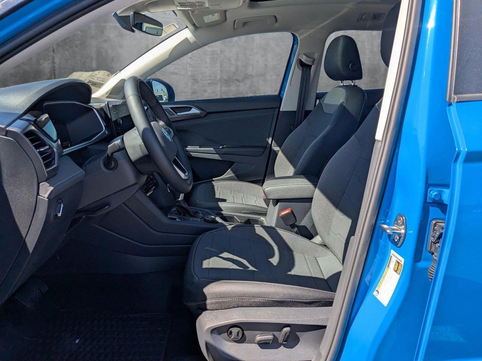 2025 Volkswagen Taos SE photo 3