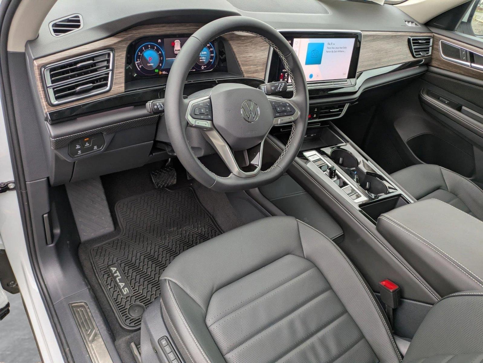 2025 Volkswagen Atlas SEL photo 3