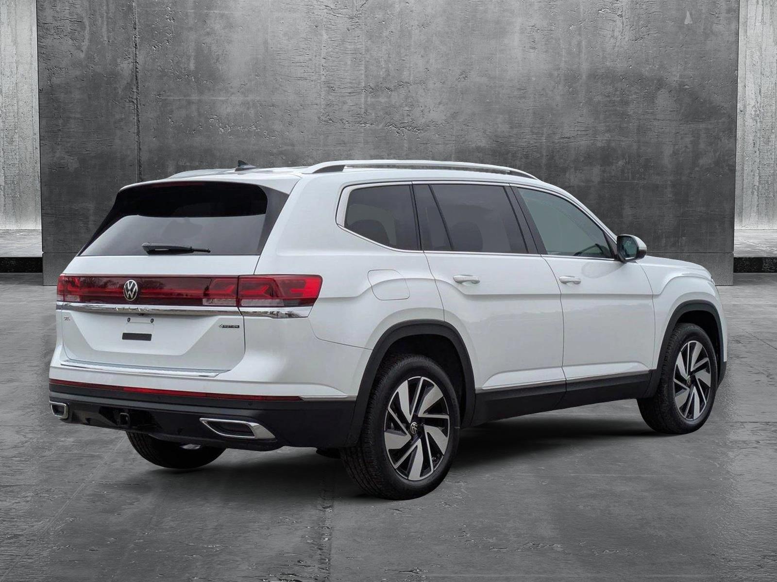 2025 Volkswagen Atlas SEL photo 2