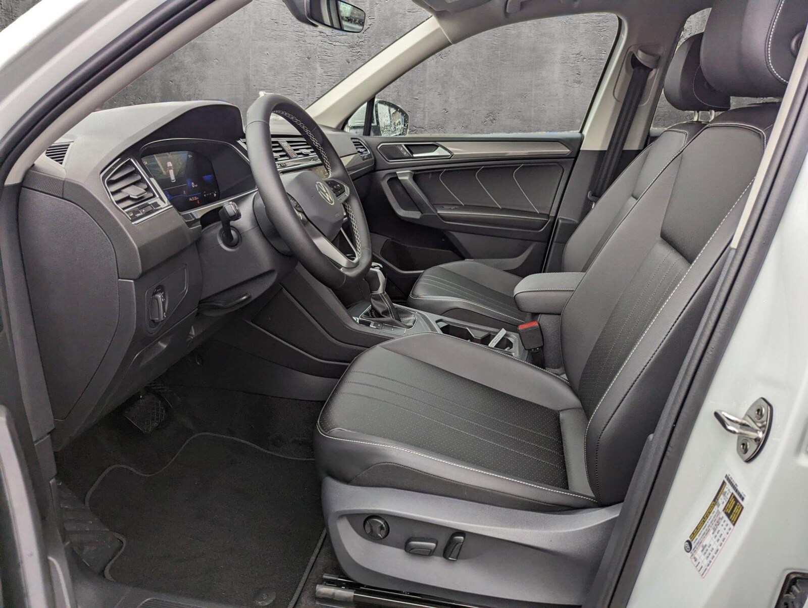 2023 Volkswagen Tiguan SE photo 4