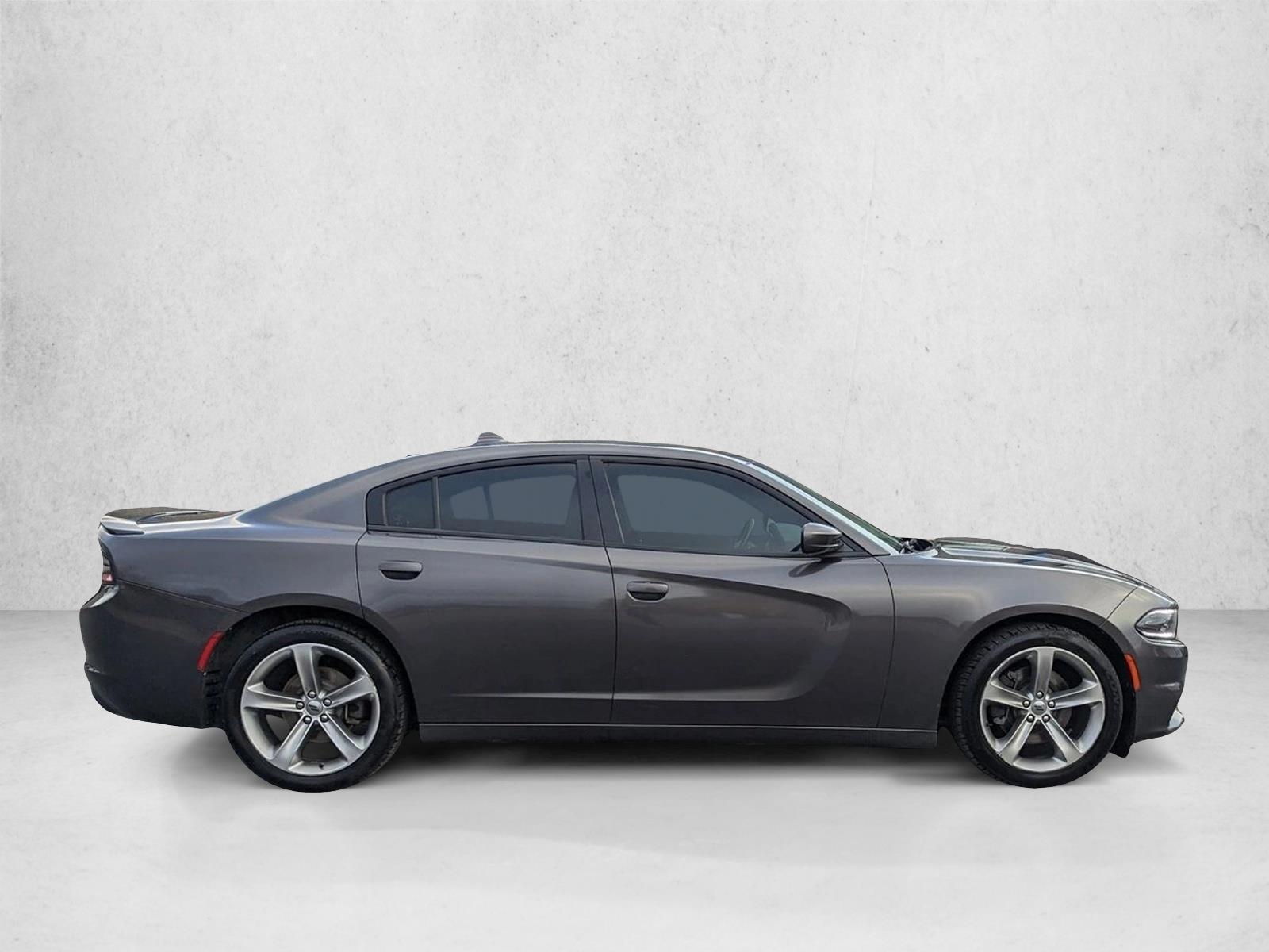 2017 Dodge Charger R/T photo 4