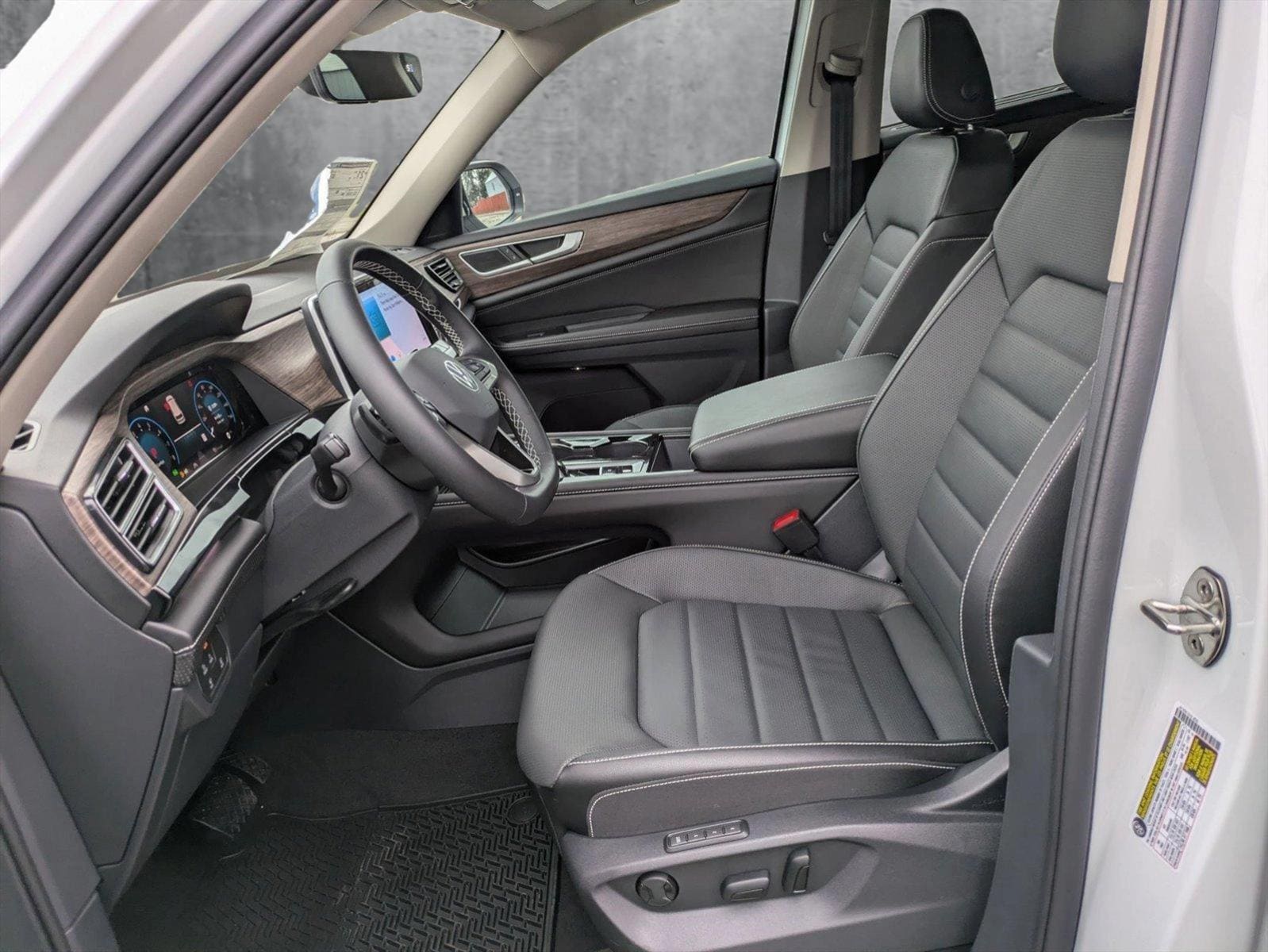 2025 Volkswagen Atlas SEL photo 4