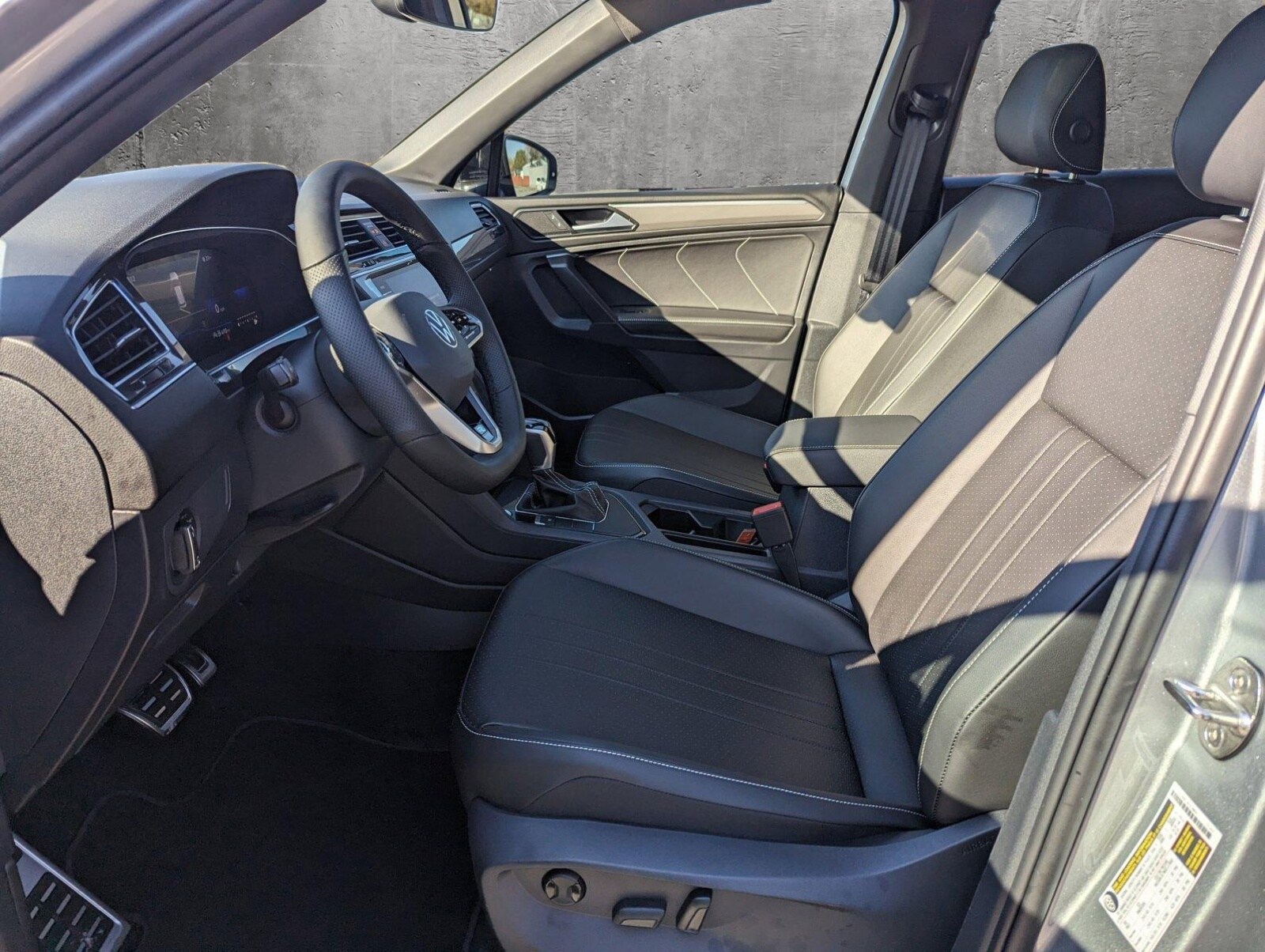 2023 Volkswagen Tiguan SE R-Line photo 4